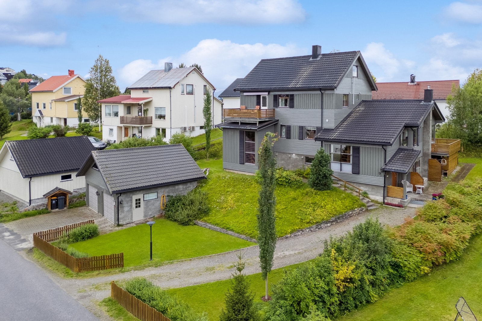Solrik og fin tomt Galleribilde