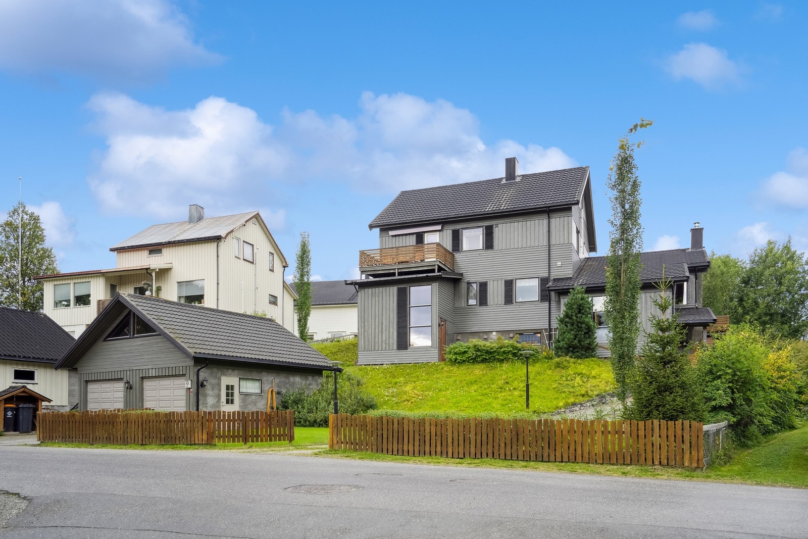 Ligger fint til på en litenhøyde Galleribilde
