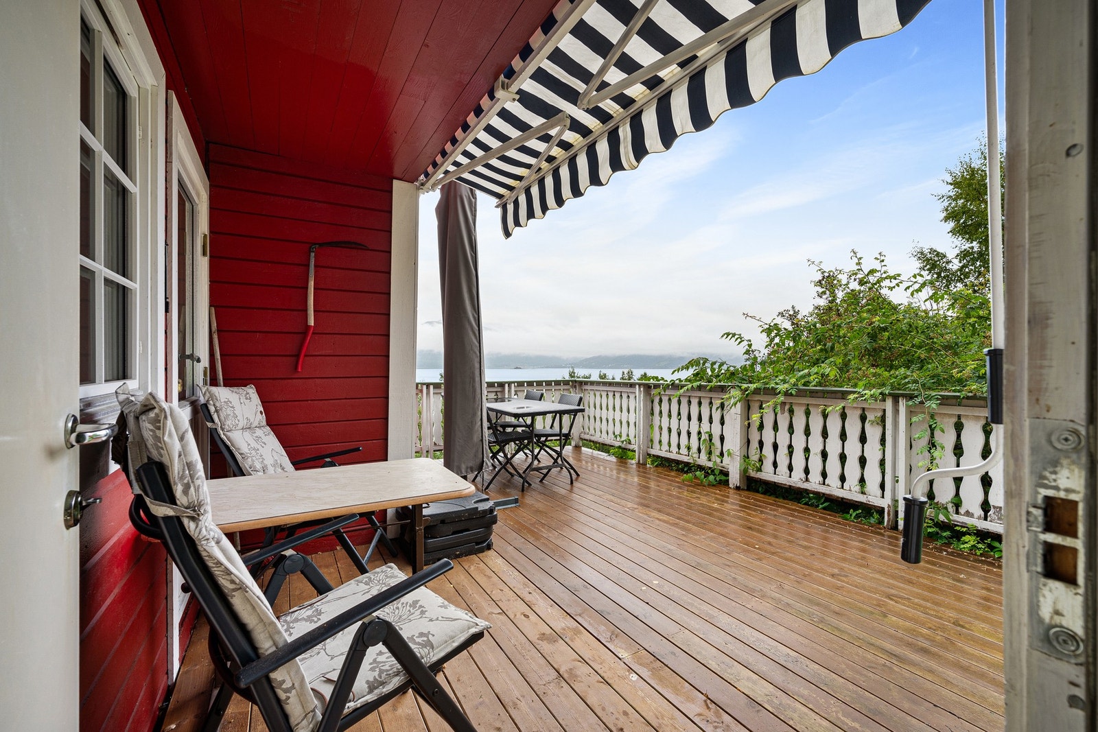 Med adkomst fra stuen kommer du ut på denne verandaen Galleribilde