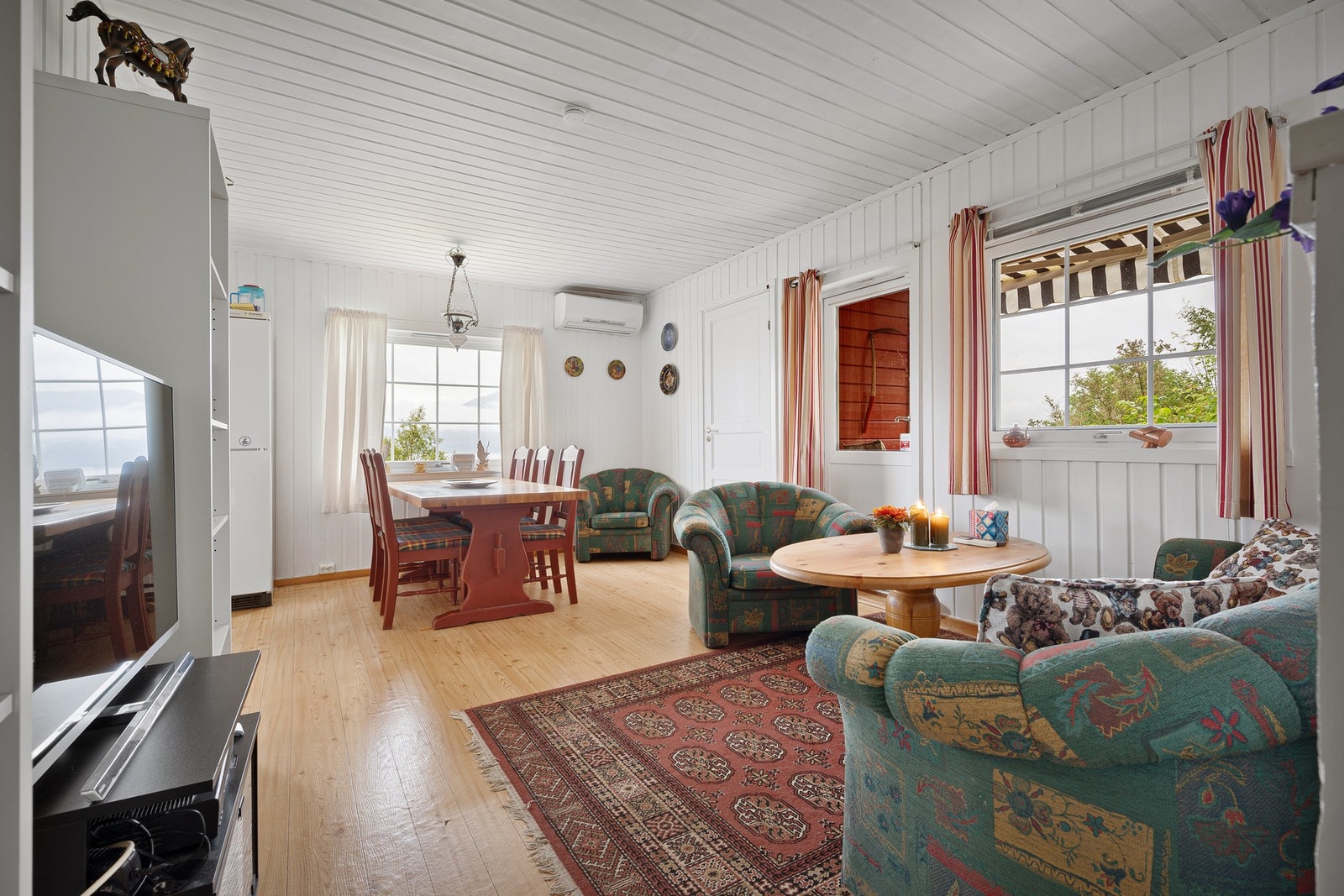 Trivelig stue med vinduer som gir fint innslipp av naturlig lys Galleribilde