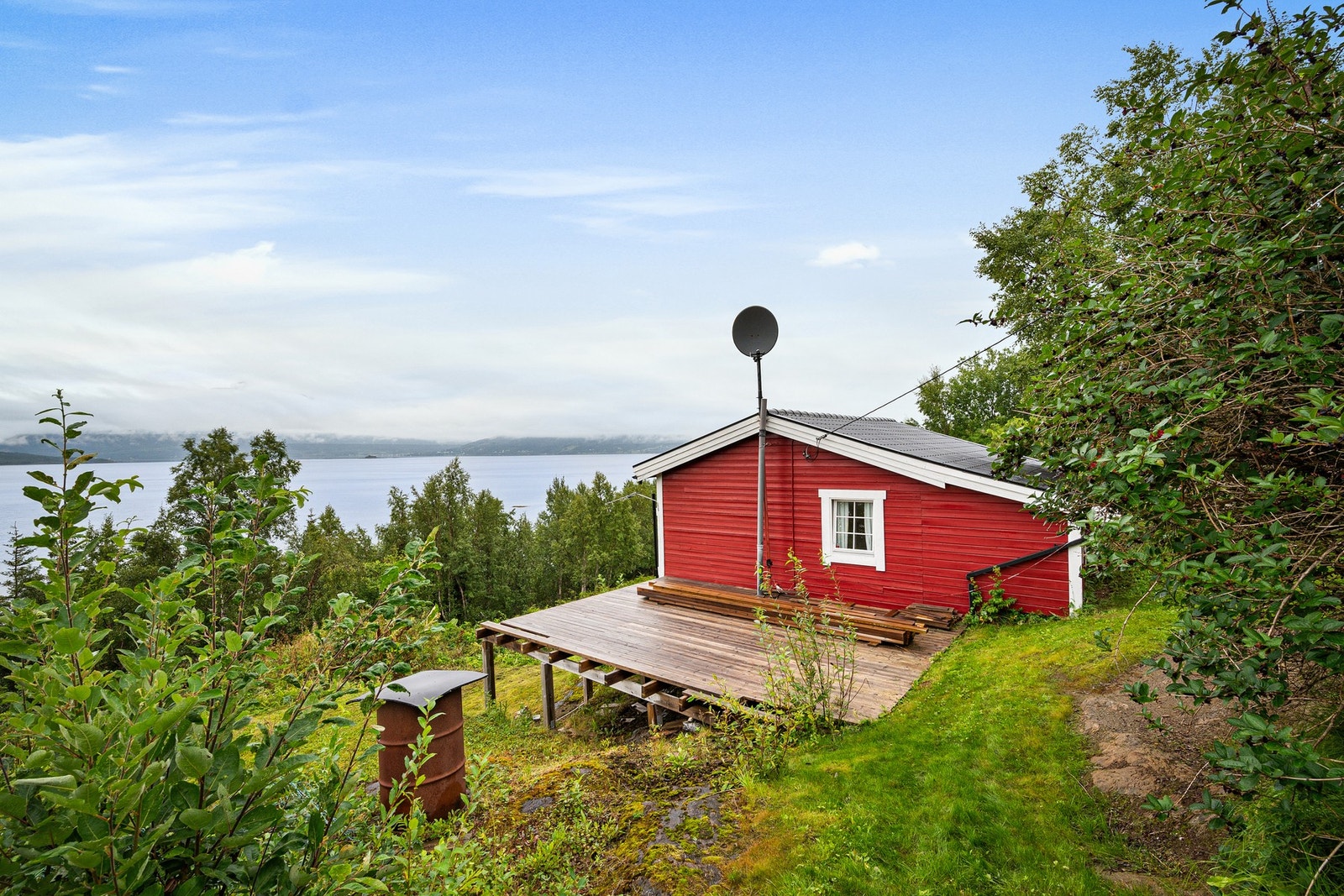 Eiendommen ligger godt plassert i terrenget med vakker utsikt Galleribilde