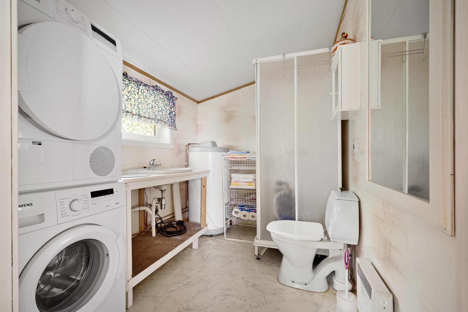 Badet inneholder servant, dusjkabinett, toalett og opplegg for vaskemaskin Galleribilde