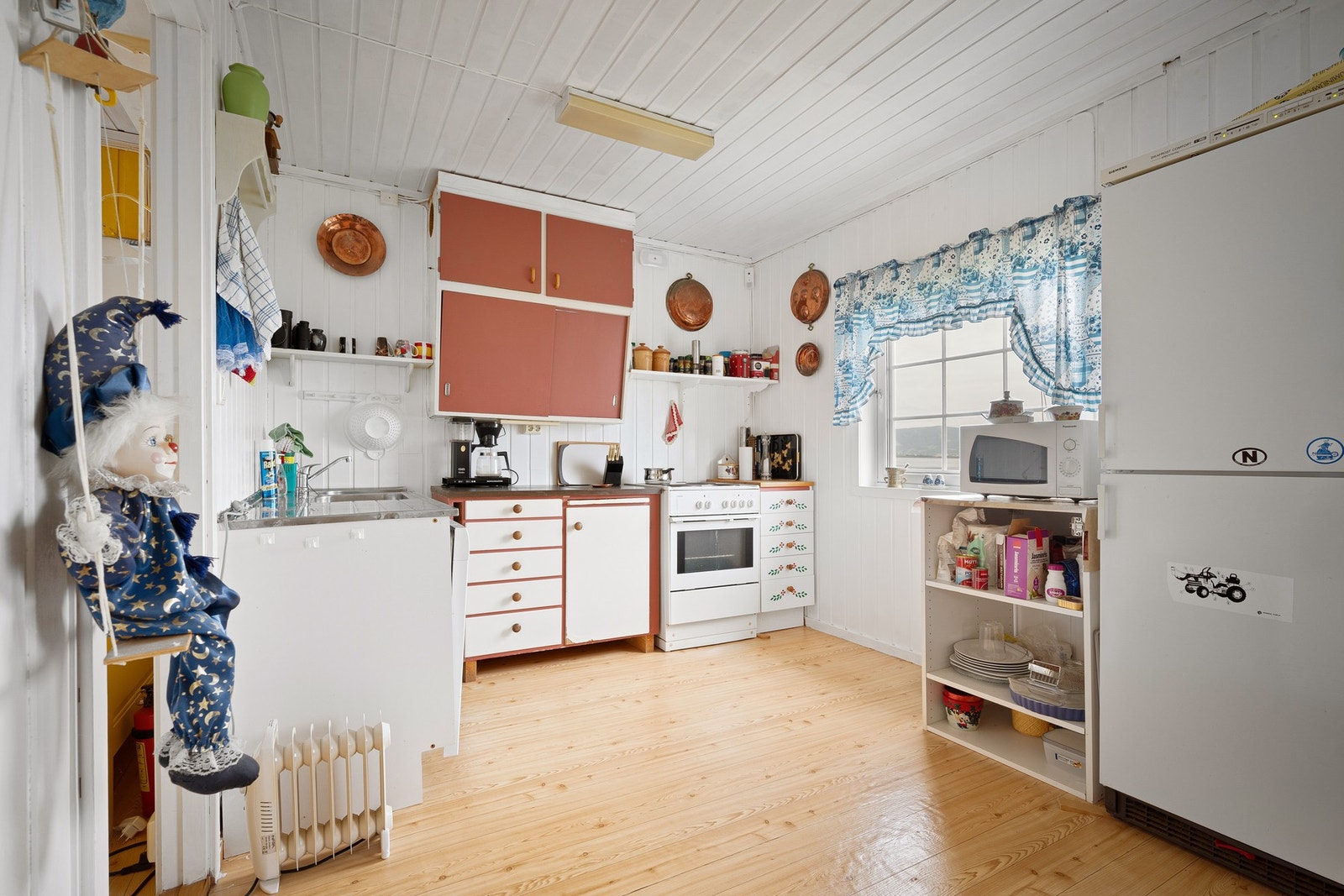 Romslig kjøkken med skap- og benkeplass til det du trenger Galleribilde