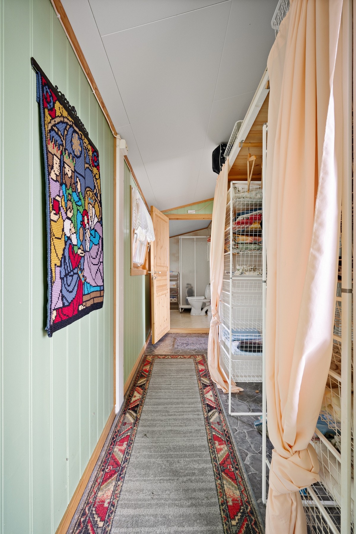 Gang med plass til ønsket møblement for oppbevaring, med enten kommode eller hylleløsning Galleribilde