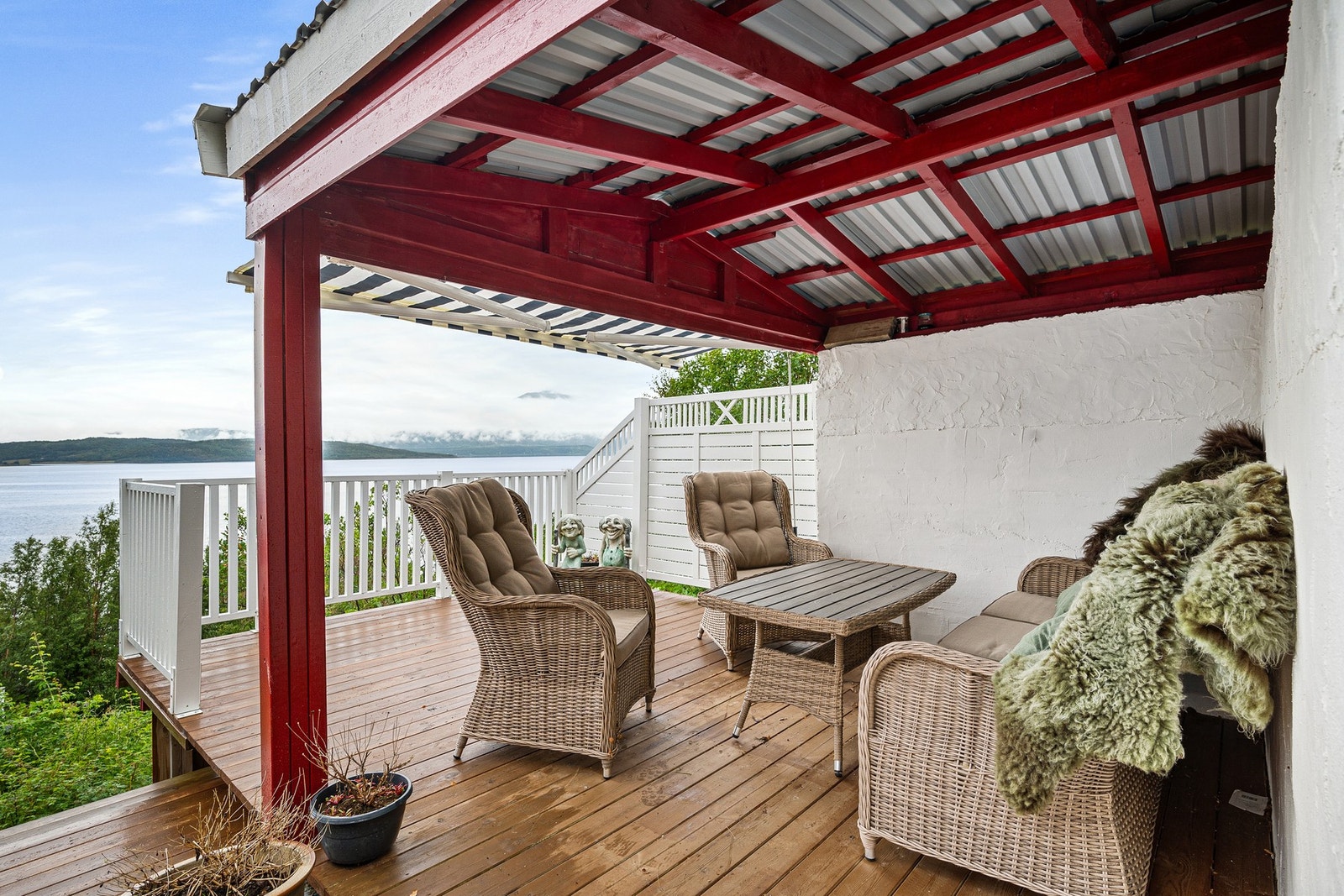 Gapahuken inneholder et flott terrasseområde Galleribilde