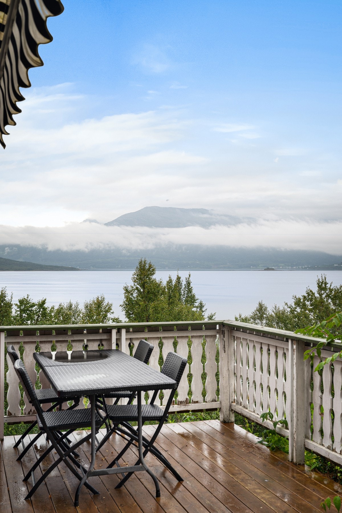 Eiendommen har flere terrasseområder hvor du kan nyte frisk luft og fin utsikt! Galleribilde
