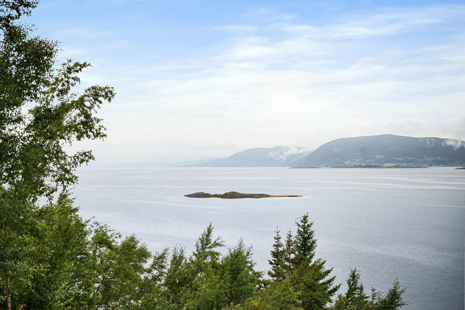 Vakker utsikt til sjø og fjell! Galleribilde