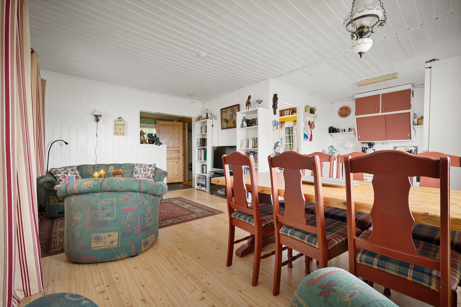 Rommets utforming gir mulighet for møblement i to soner Galleribilde