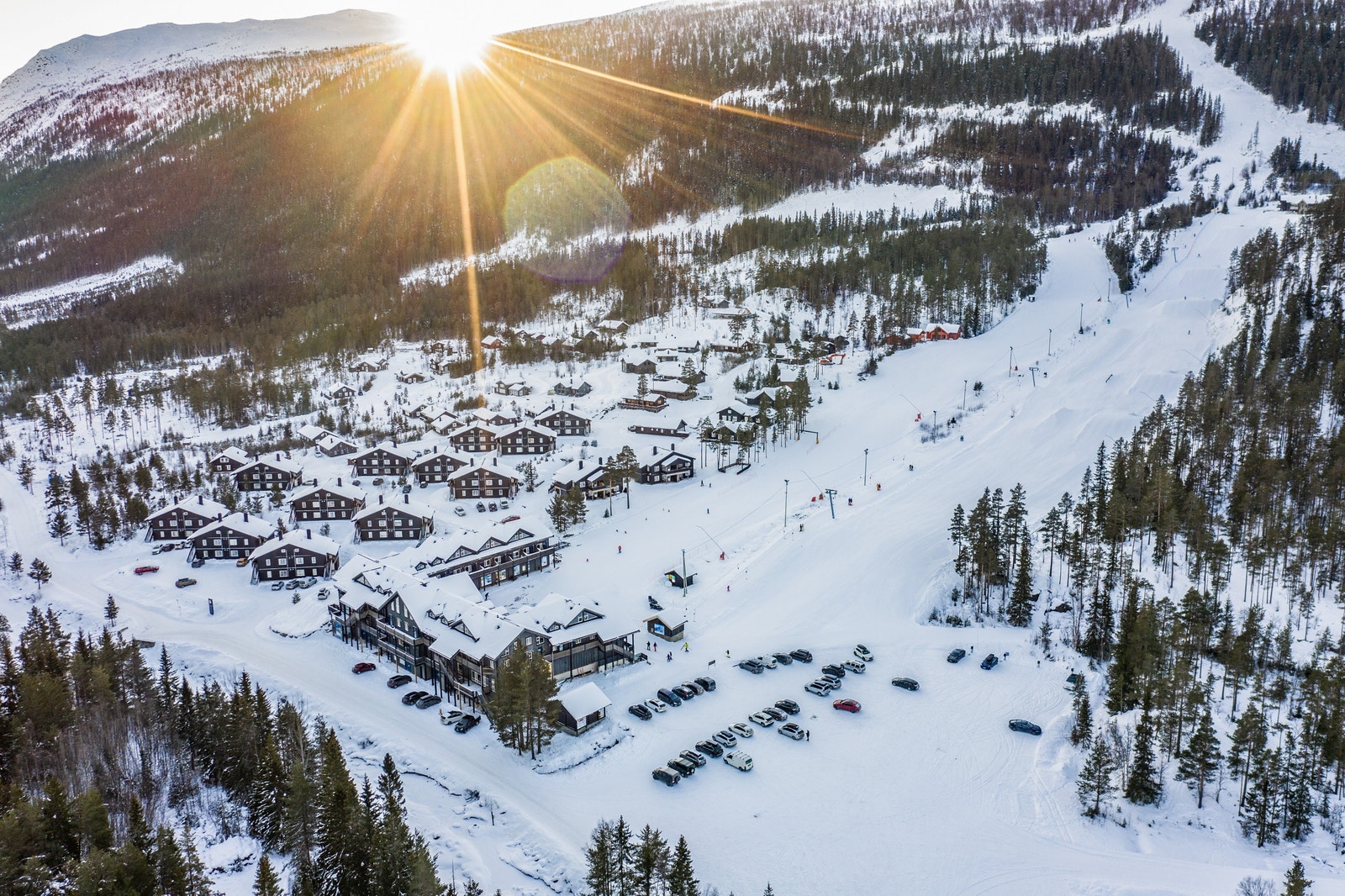 Hytta ligger ca 100 meter fra alpinbakken hvor en kan skli rett ned fra bakken til til hytta. Galleribilde