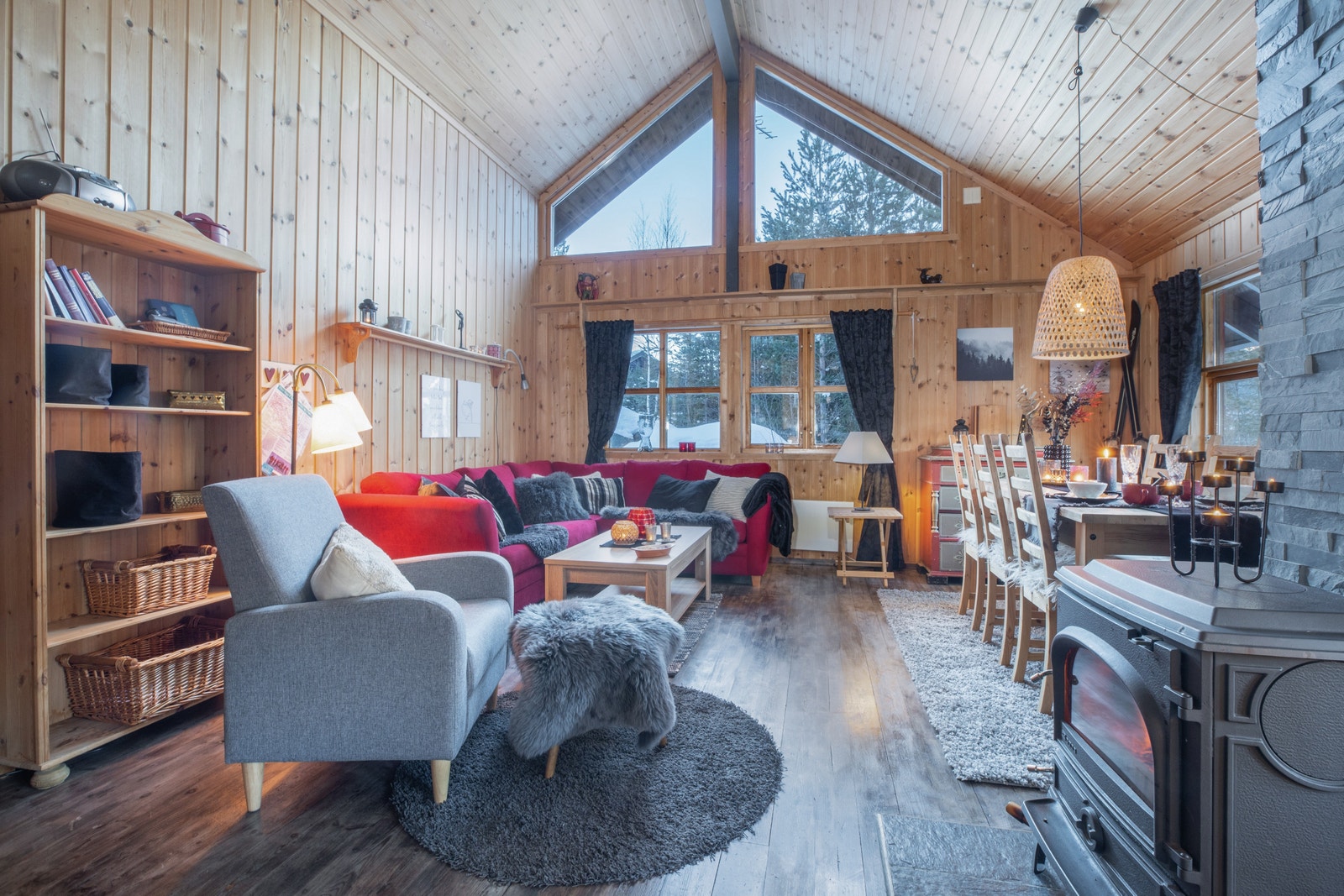 Stue med god takhøyde og mye lys Galleribilde