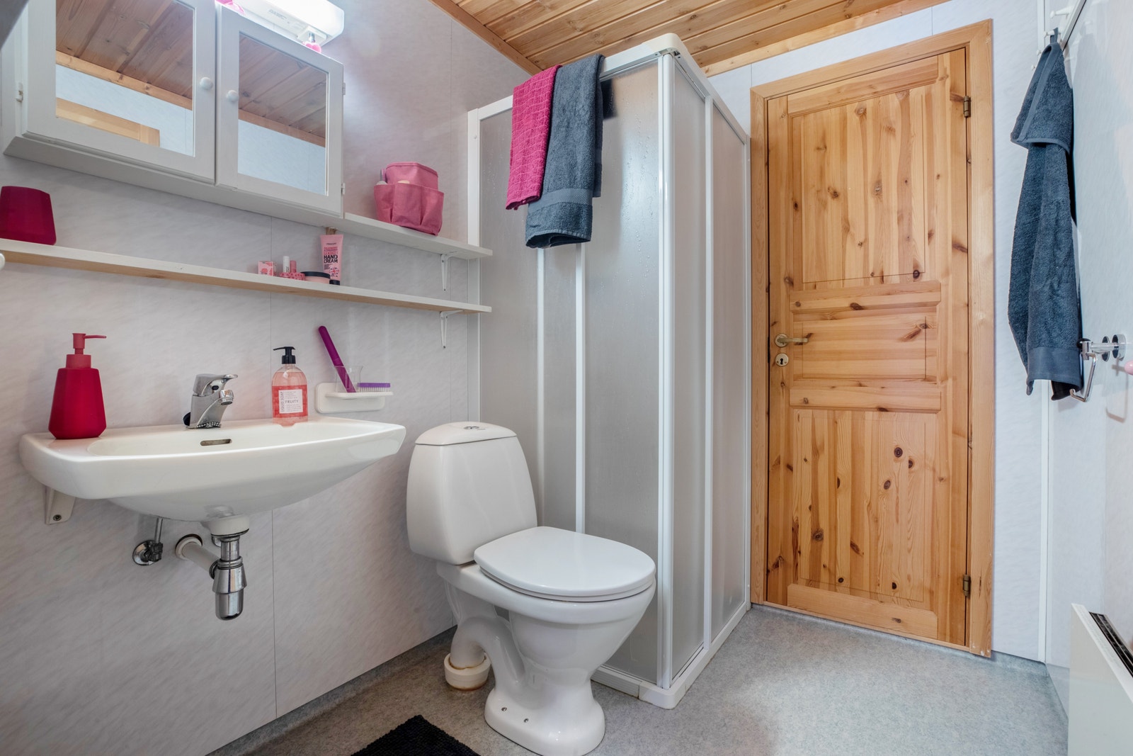 Bad med inngang til bod Galleribilde