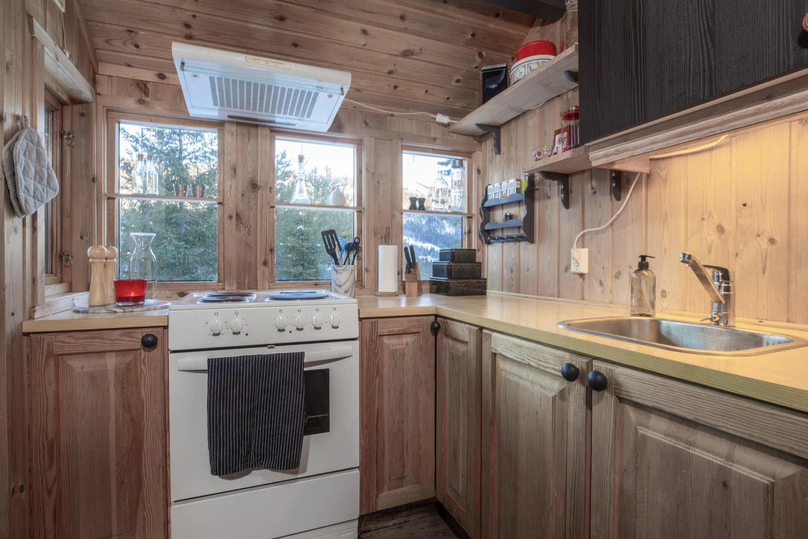 Kjøkken med god lagringsplass Galleribilde