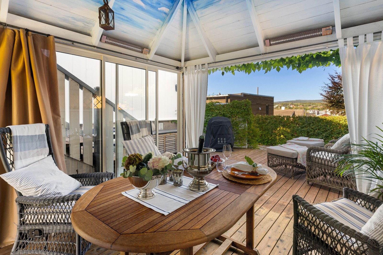 På terrassen er det skillevegg og pergola med to vegger av tre med vinduer og en vegg med skyvedører av glass. Galleribilde