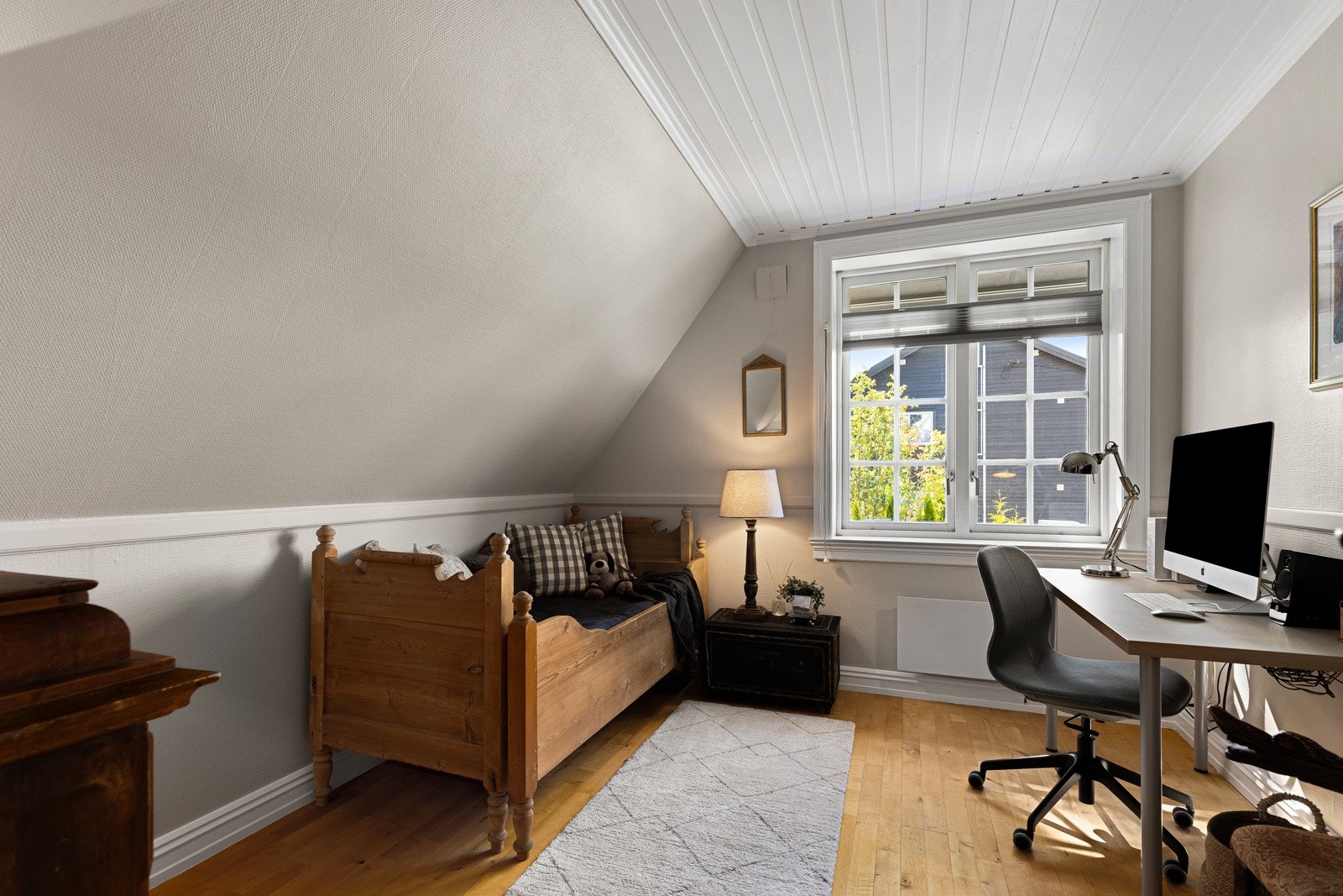 Det tredje soverommet har plass til seng, nattbord og skrivebord. Rommet vil fungere perfekt som barne-/gjesterom/kontor. Galleribilde