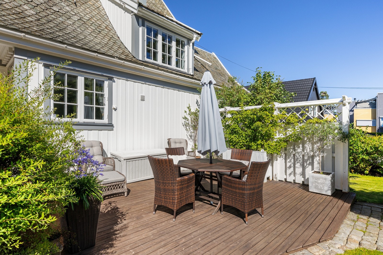 Sørøstvendt terrasse i trekonstruksjon på cirka 21 kvm. Galleribilde