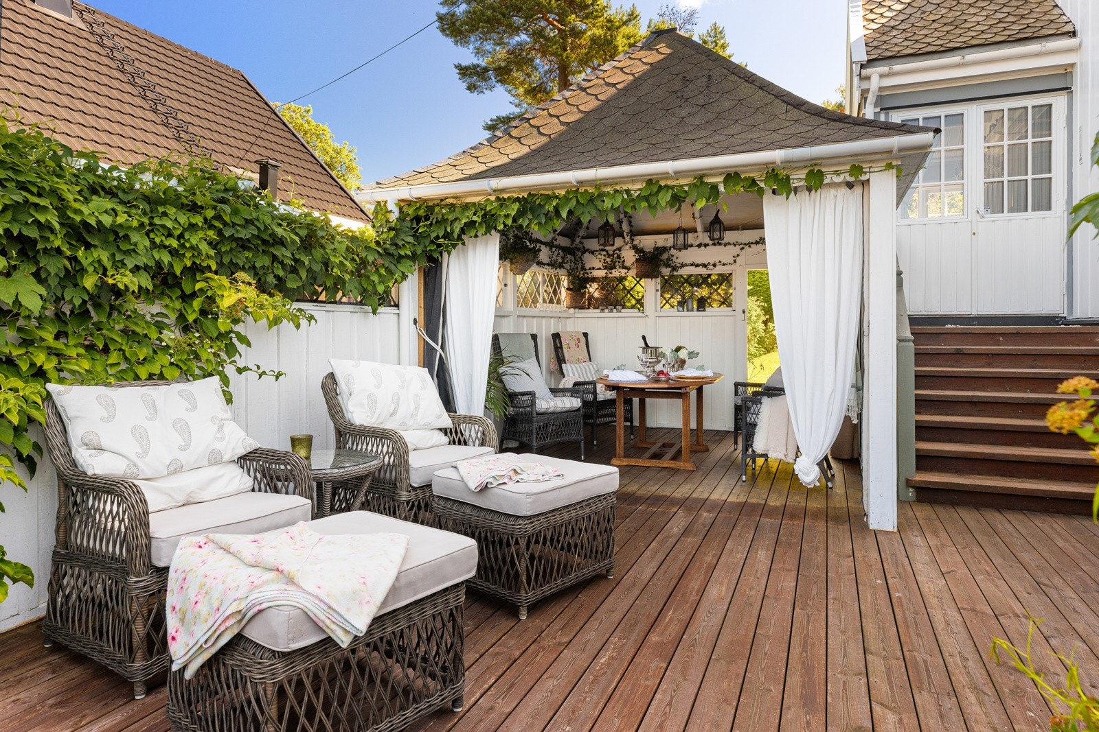 Nordvestvendt terrasse i trekonstruksjon på ca. 28 kvm. Galleribilde