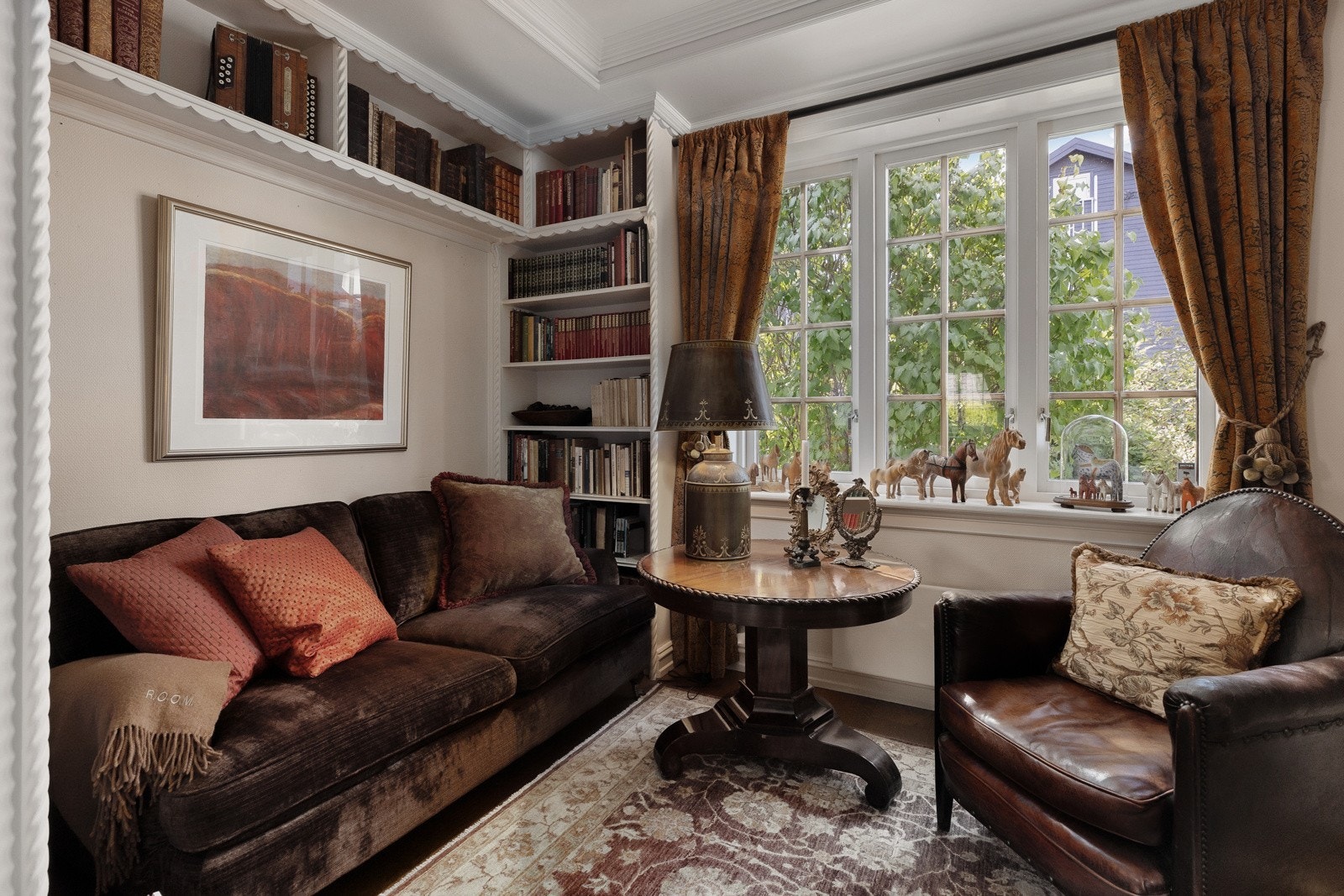 Rommet har god plass til både sofa og lenestoler, noe som gjør det ideelt for å skape en koselig lesekrok. De store vindusflatene bidrar med svært godt leselys. Galleribilde