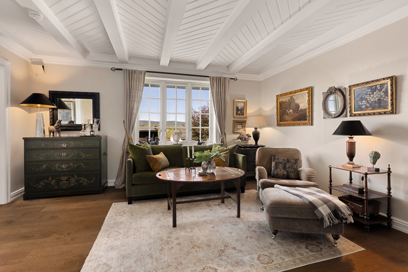 På gulv er det en-stavs parkett, tapet på veggene og god takhøyde på 2,63 meter. Galleribilde