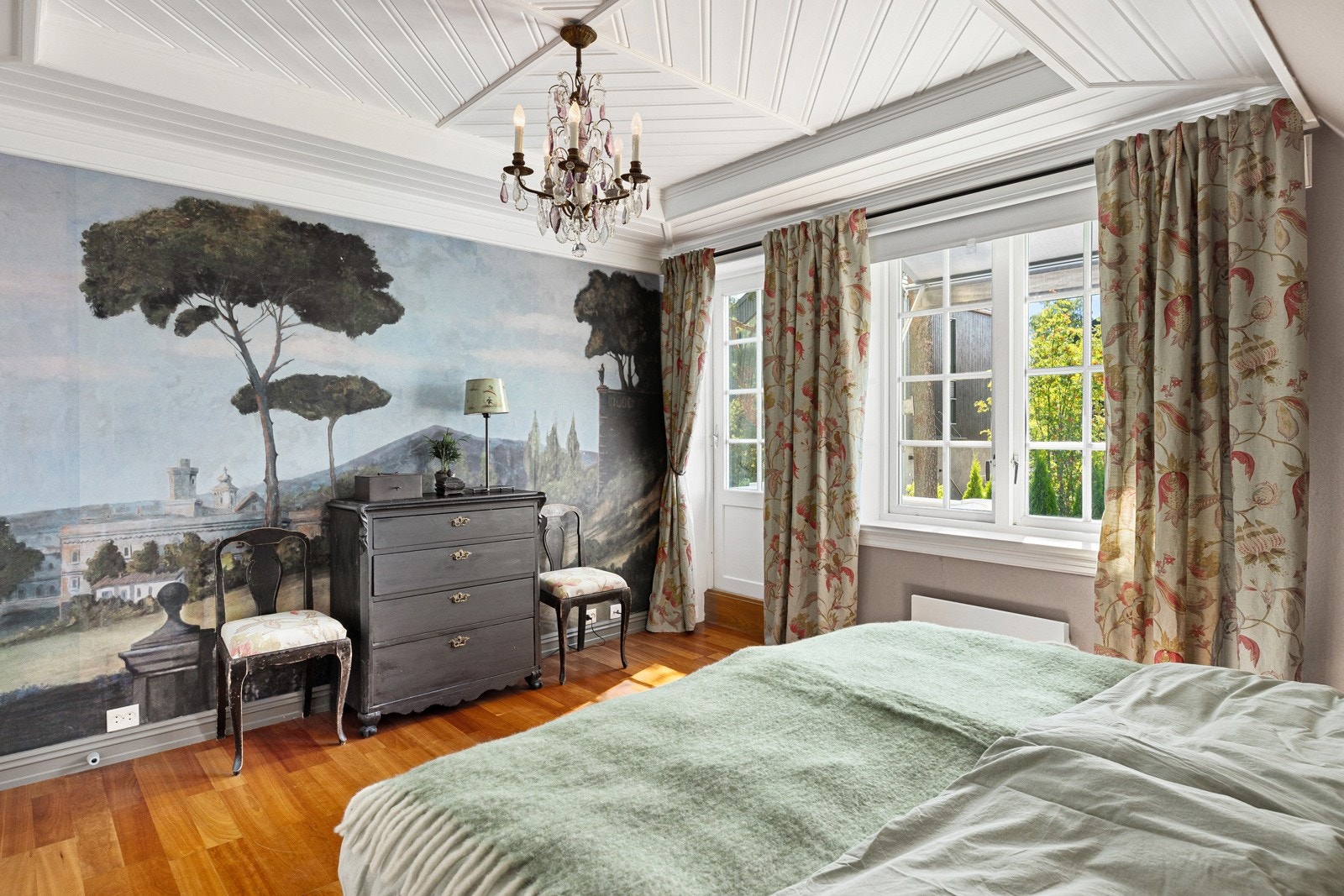 Hovedsoverommet har god plass til både dobbeltseng, nattbord og øvrig møblement. Galleribilde