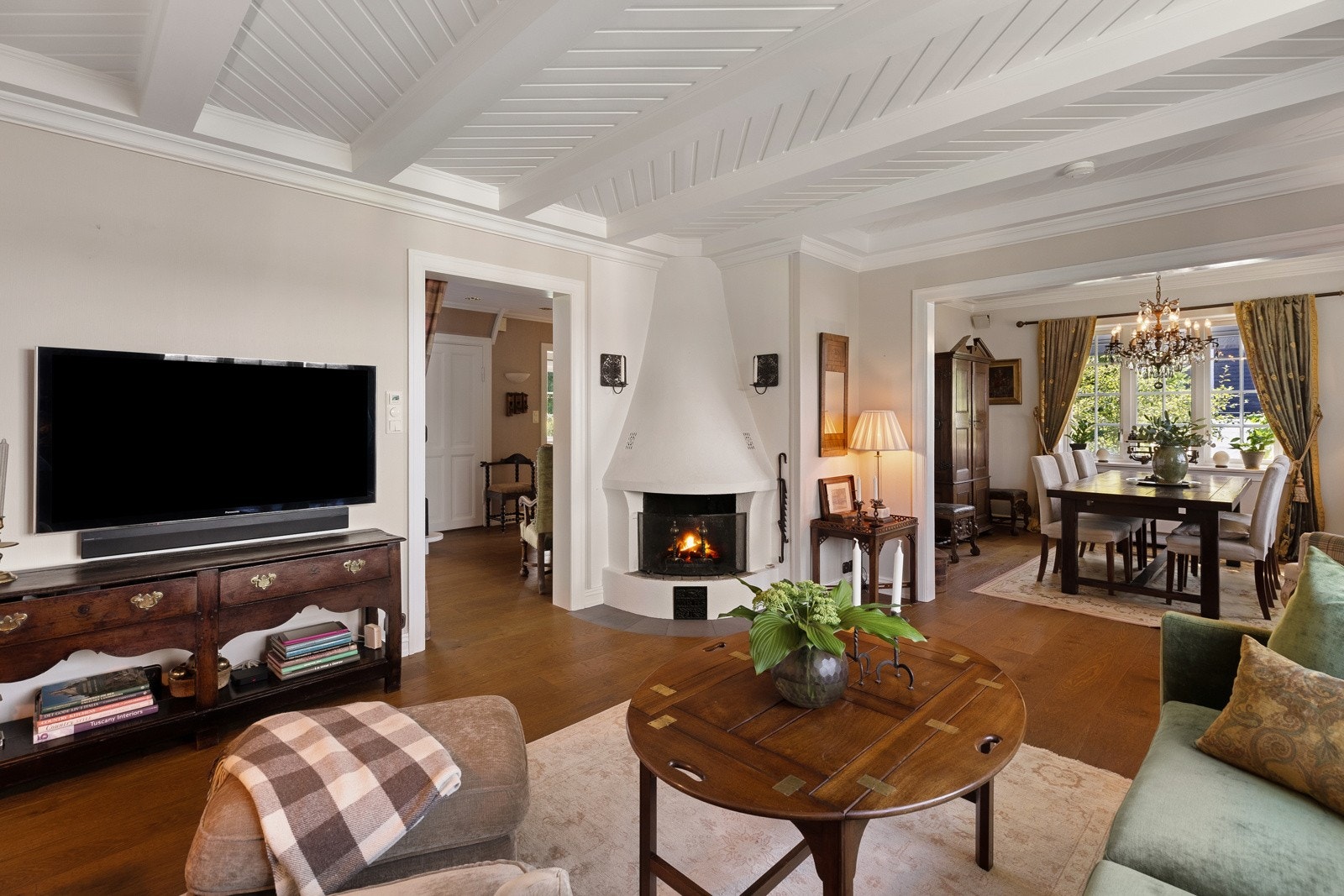 Stuen har god plass til sofaseksjon med tilhørende og en åpen peis vil bidra med ekstra varme og hygge i vintermånedene. Galleribilde