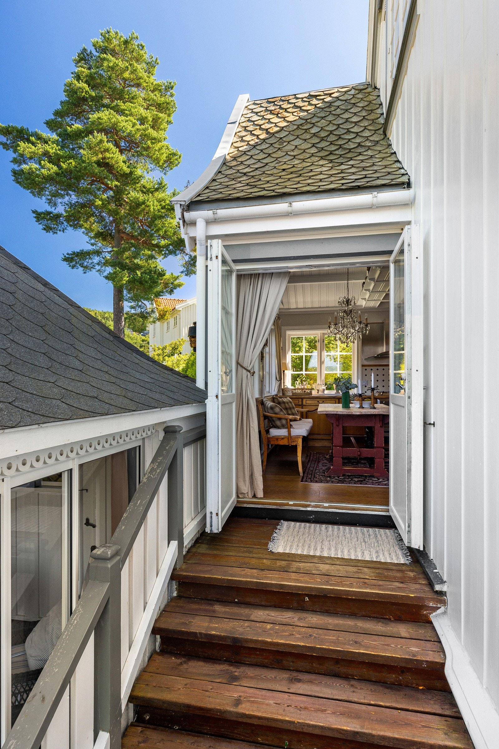 Fra kjøkkenet er det utgang til terrasse og resten av hagen. Galleribilde
