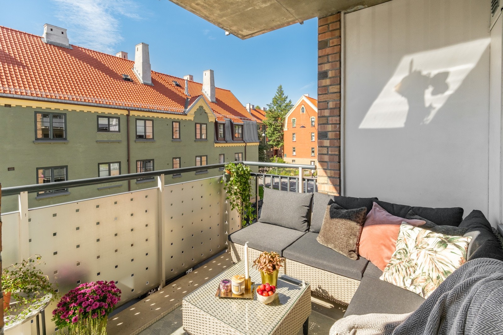Leiligheten kan skilte med en gjennomgående og god standard fra 2021, i tillegg til vestvendt balkong, garasjeplass i kjeller og heisadkomst. Alt dette på Sagene! Galleribilde