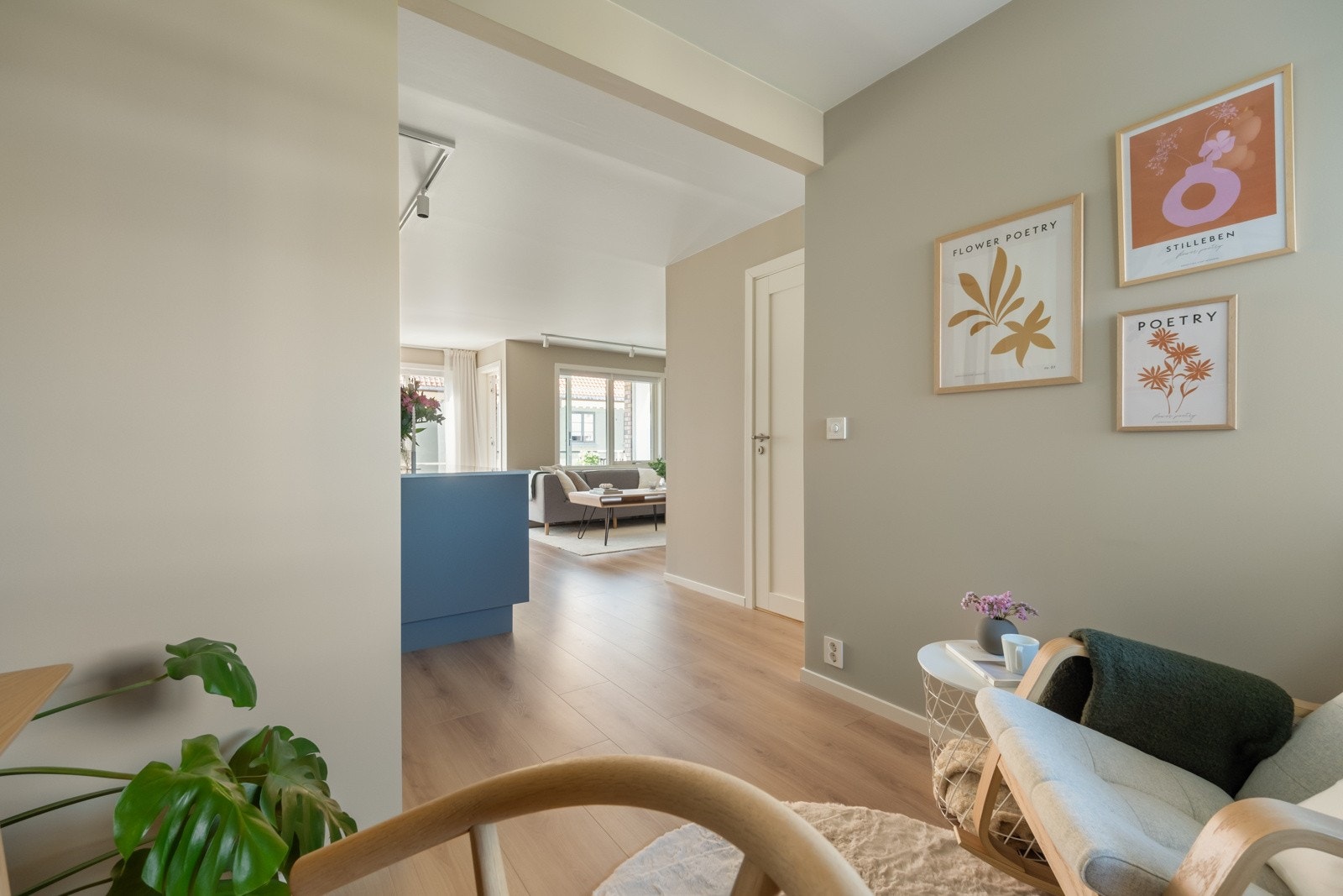 Se hvor fint gulvet ligger listefritt inn til stuen. Galleribilde