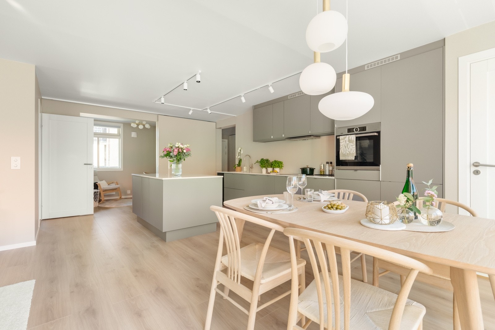 Legg merke til det nydelige gulvet fra Haro. Én-stavs-gulvet består av brede bord, har høy slitestyrke - perfekt for de med barn eller husdyr, som er tillatt i borettslaget. Galleribilde