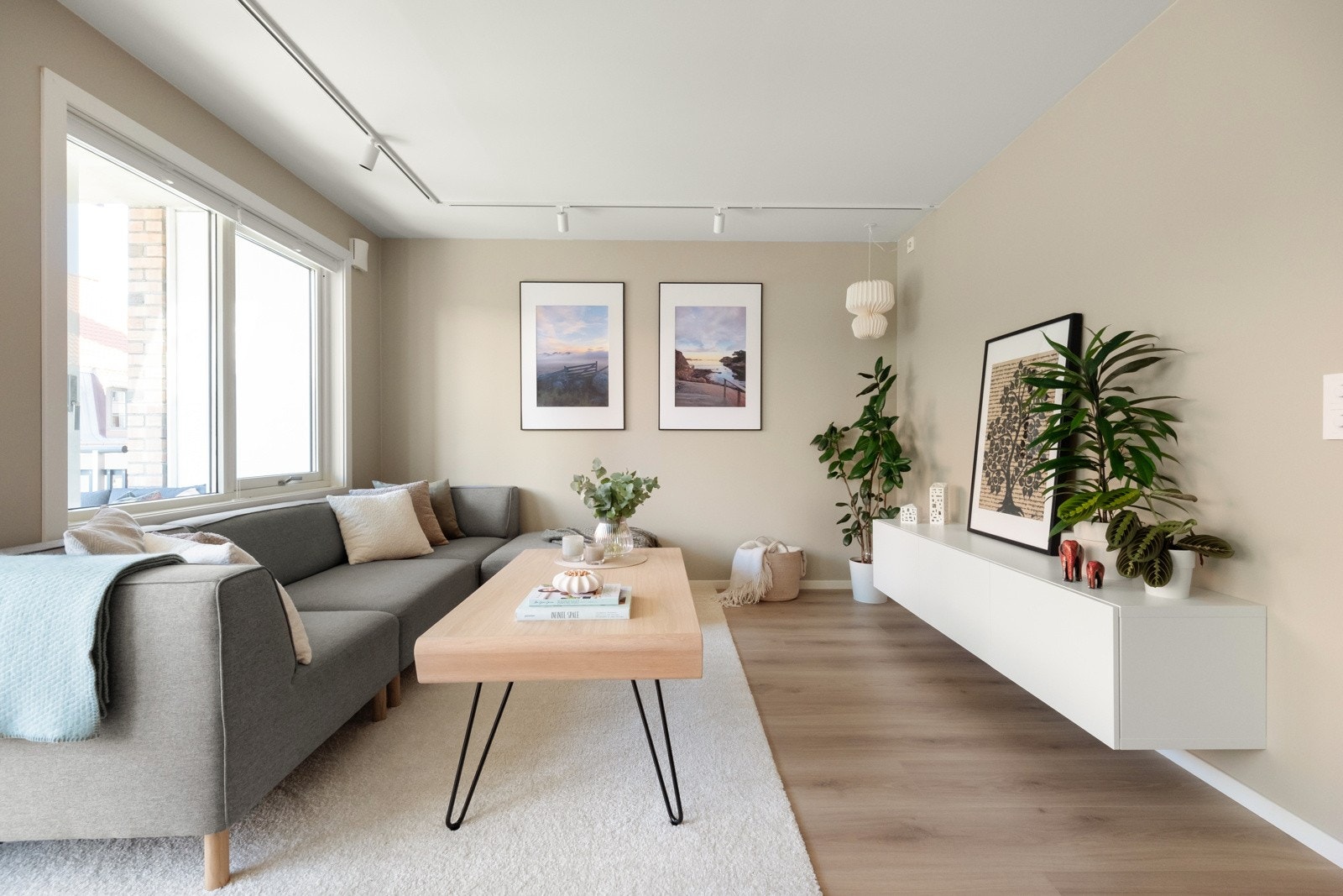 Ved vindusrekken mot balkongen er det plass til en større sofagruppe. Galleribilde