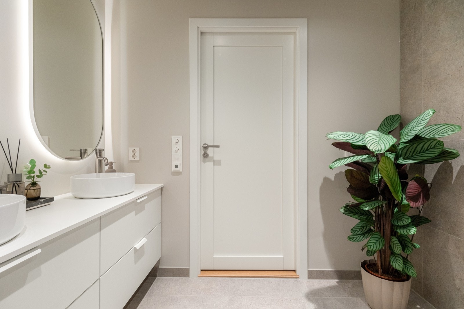 Badet er romlsig og det er plass til tørkestativ eller stellebord, om det skulle være nødvendig. Galleribilde