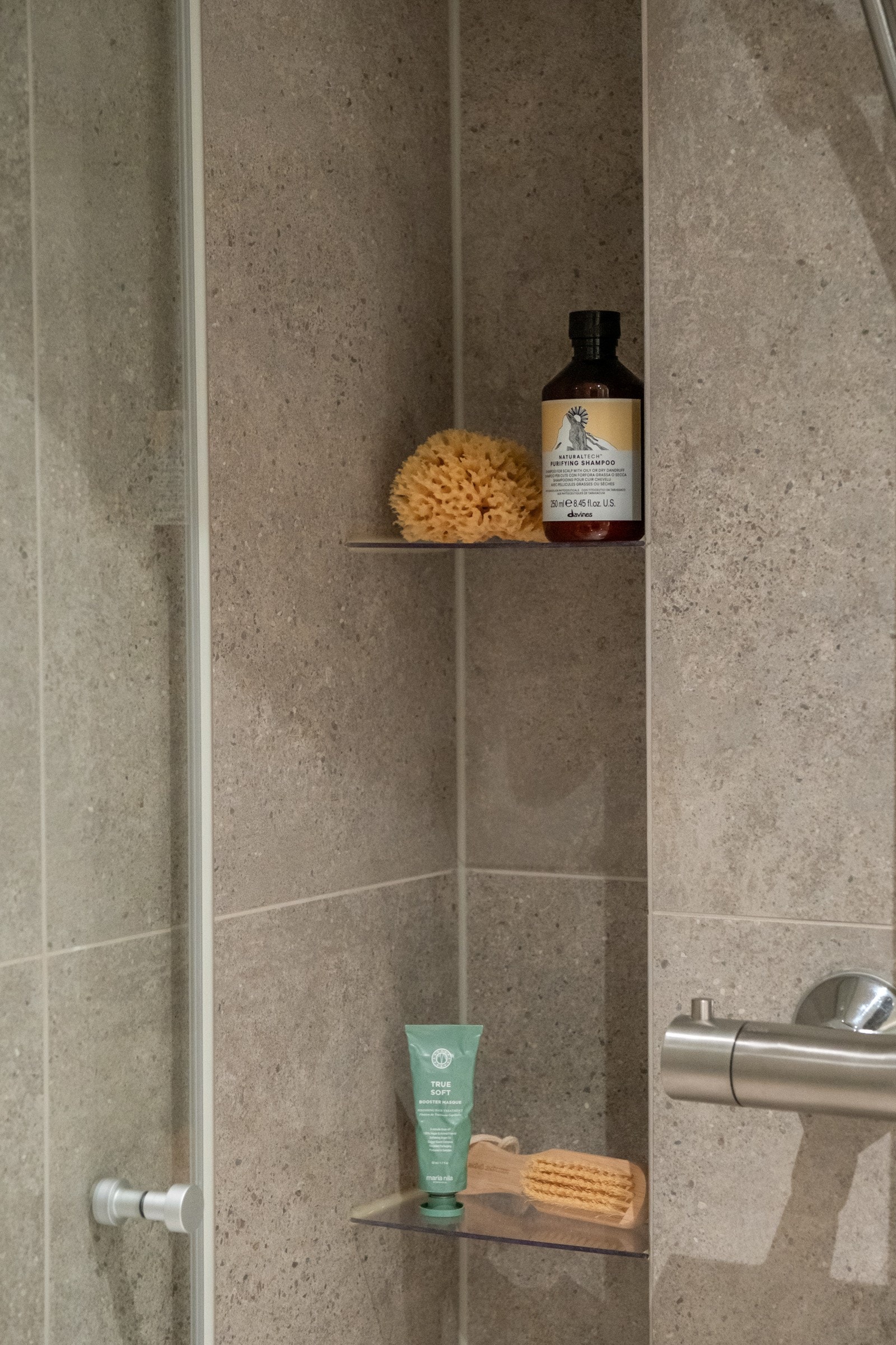 I tillegg har badet flere flotte detaljer, som disse praktiske hyllene i dusjen. Galleribilde