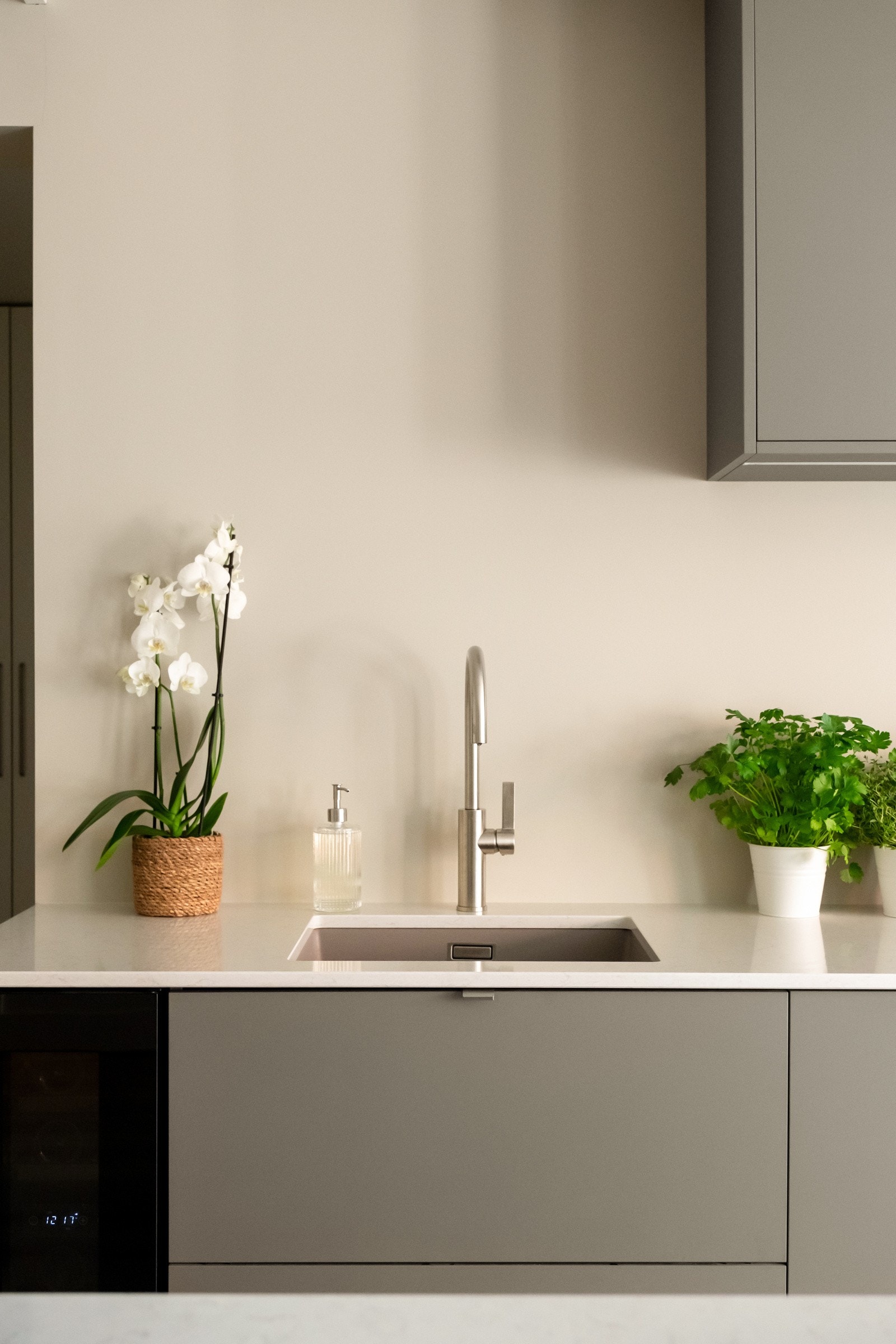 Kjøkkenet har nydelige detaljer, som komposittbenkeplater fra Silestone, nedfelt servant fra Blanco med blandebatteri fra Tapwell, samt integrerte hvitevarer. Du får også vinskap med to soner, med kapasitet på 15 flasker (Temptech Sommelier). Galleribilde