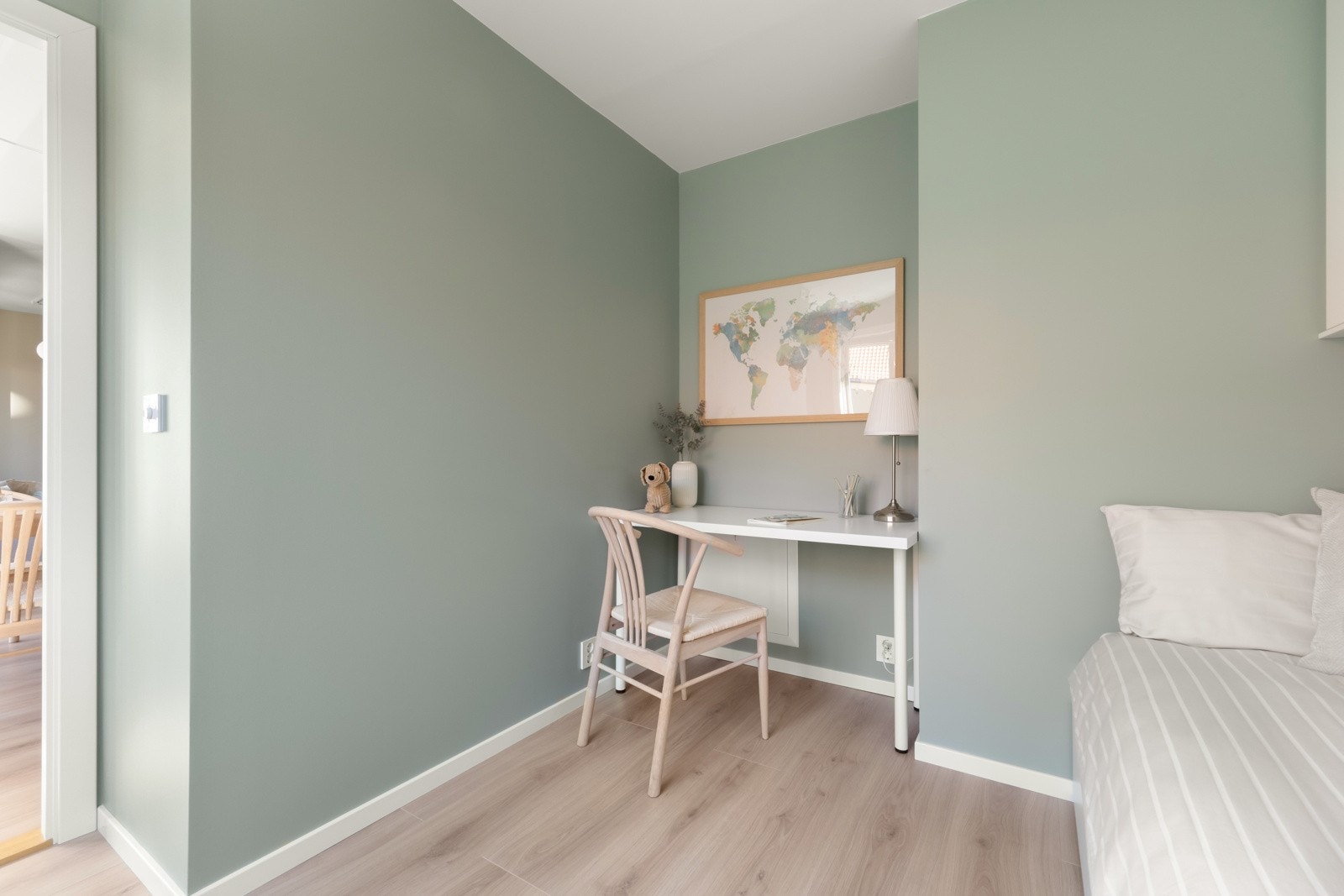 Det er plass til både seng, pult og garderobe her inne. Galleribilde