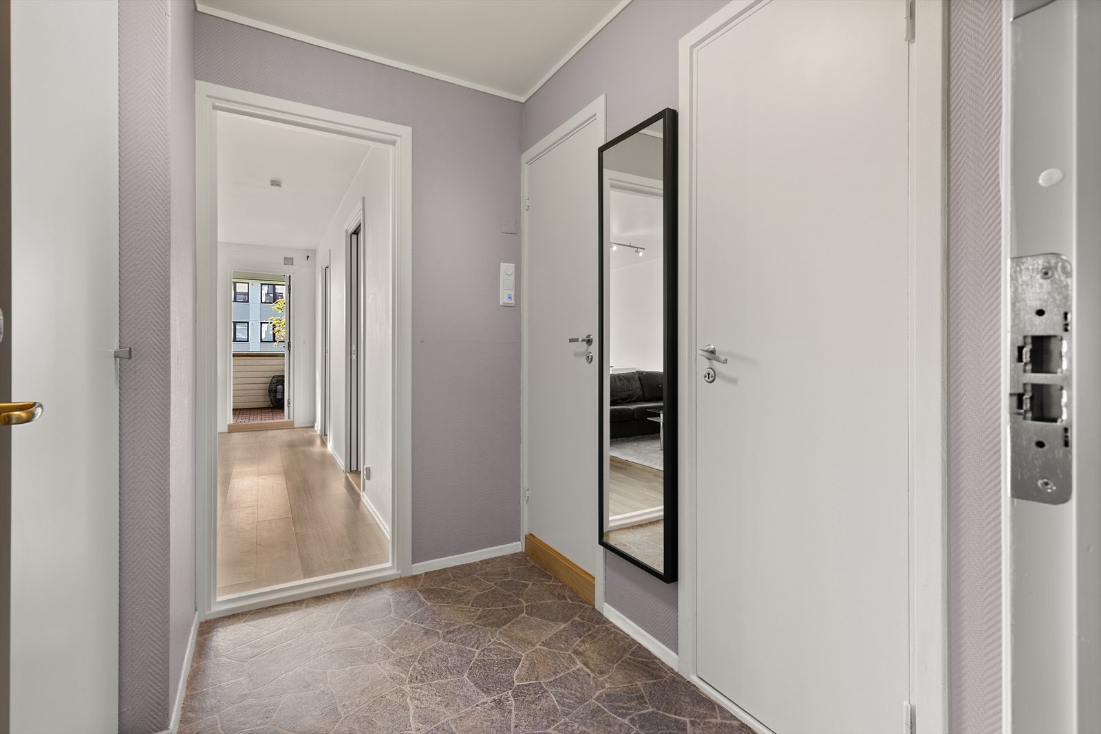 Fra entréen er det adkomst til Walk-in og bad etterfulgt av stue. Galleribilde