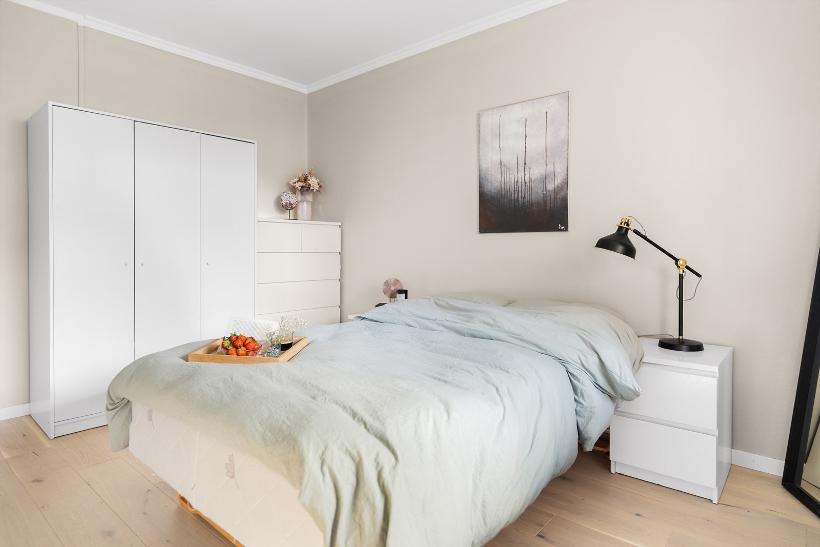 Det er gode oppbevaringsmuligheter i romslig garderobeskap. Galleribilde