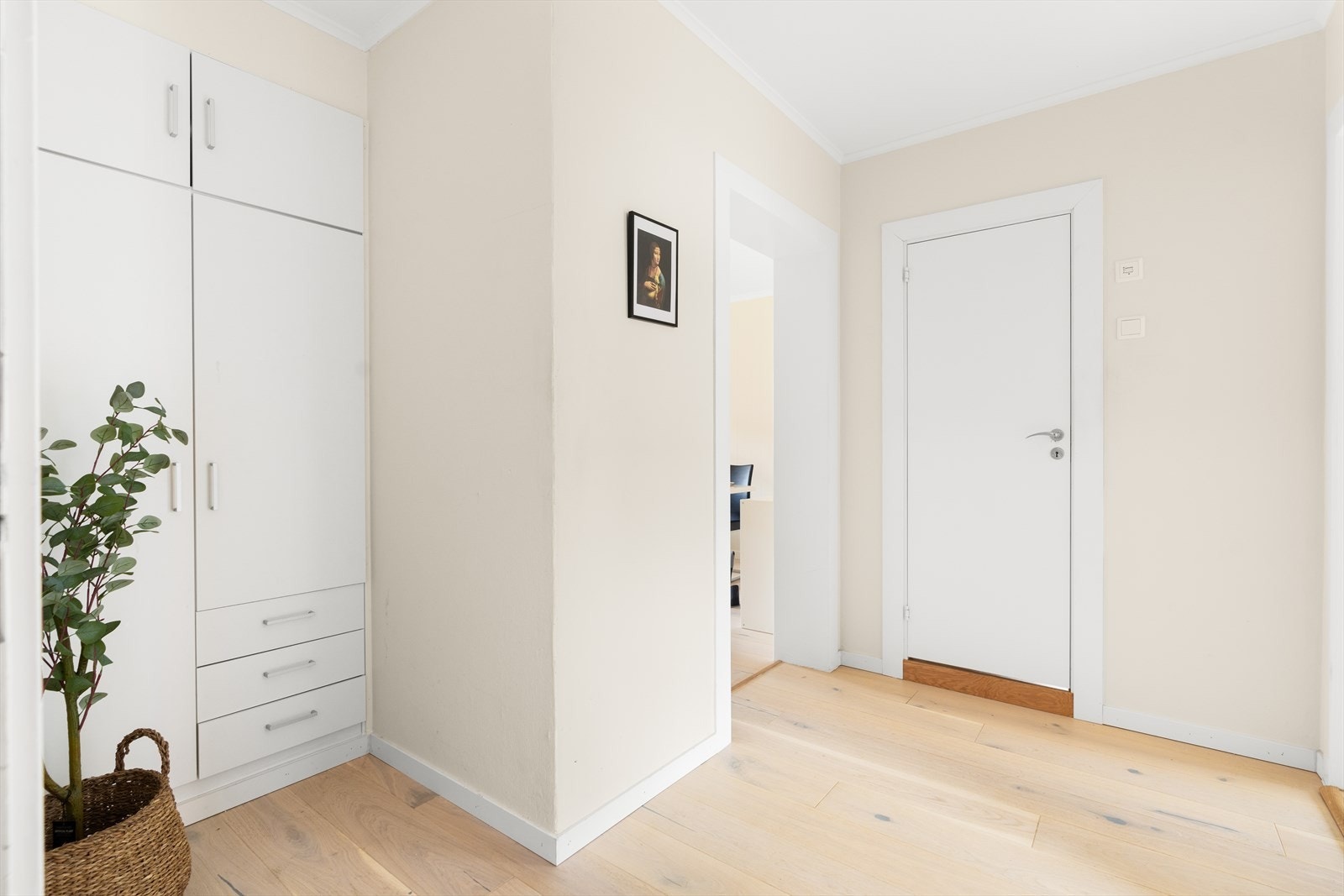 Velkommen inn! Leiligheten har en innbydende entré som gir et umiddelbart godt førsteinntrykk. Her finner du et praktisk garderobeskap hvor du enkelt kan henge fra deg yttertøy og sko, noe som gir en ryddig og organisert inngang til hjemmet. Galleribilde