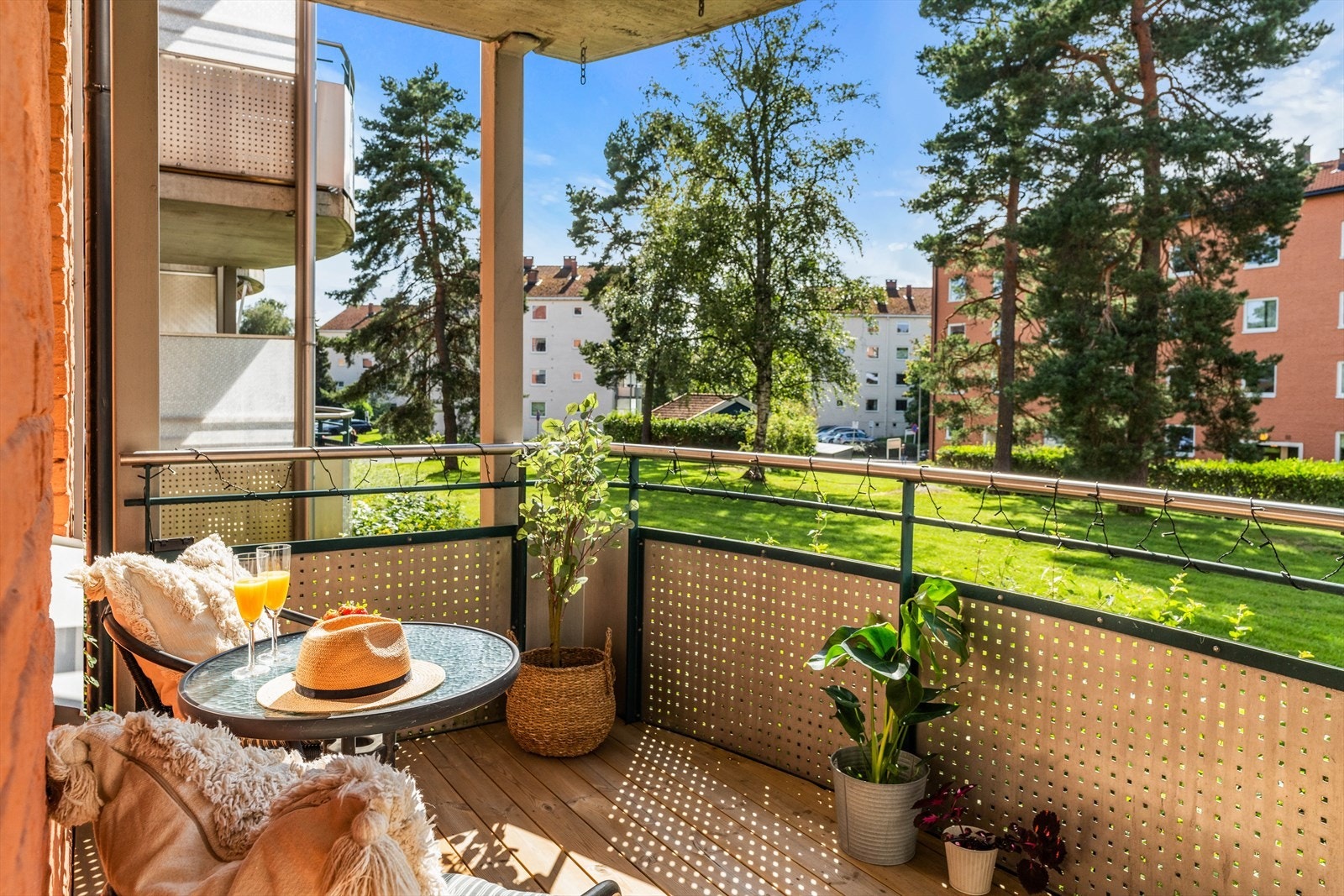 Velkommen til Glimmerveien 26! En innbydende og lys 3-romsleilighet beliggende i høy 1. etasje, med en herlig vestvendt balkong på 7 kvm, som vender mot hyggelig grøntareal. Galleribilde