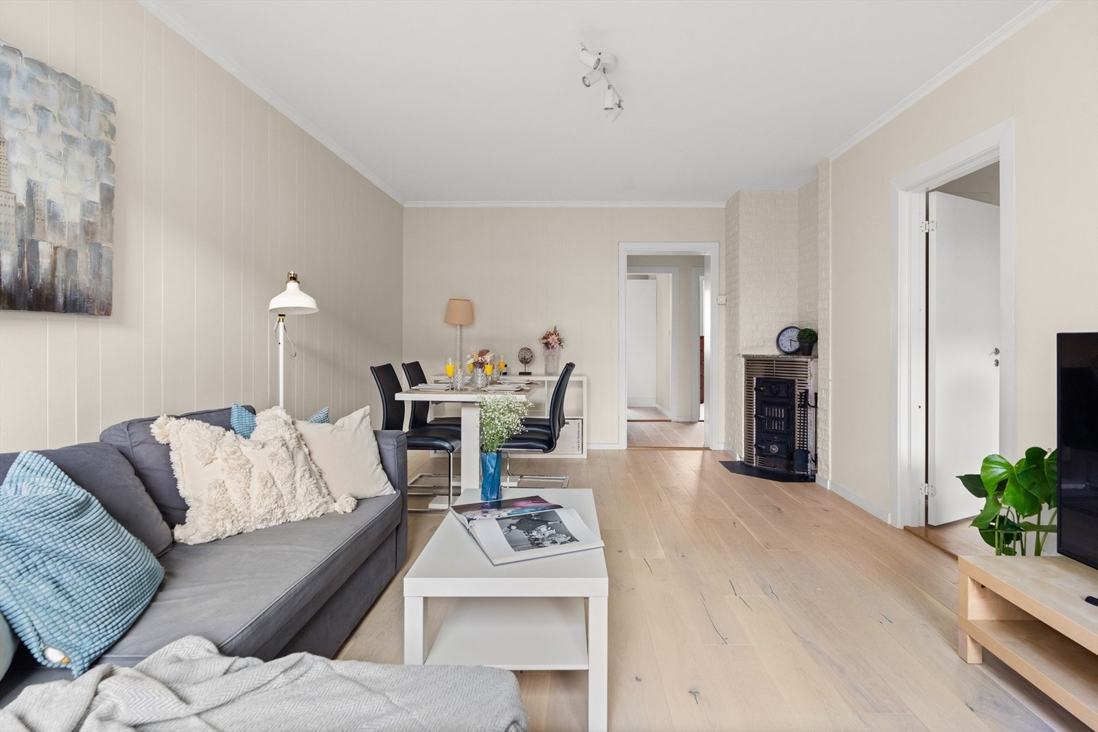 Planløsningen åpner opp for flere møbleringsmuligheter med god plass til sofagruppe, TV-møbler og spisebord med tilhørende stoler. Galleribilde