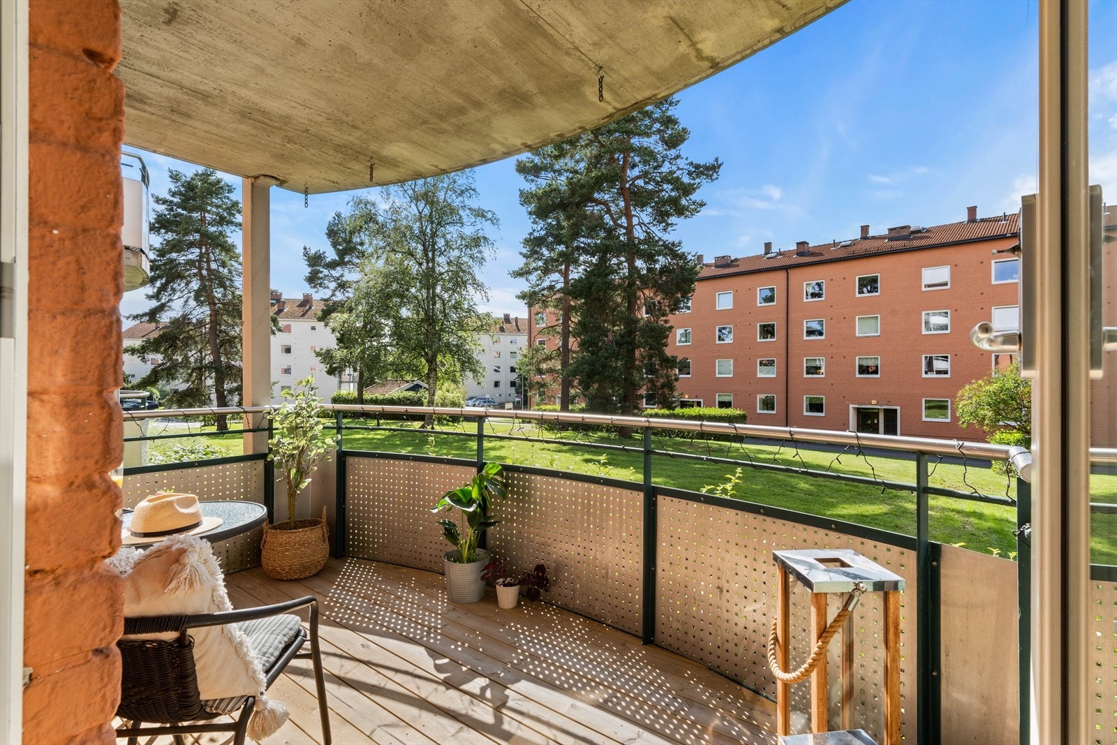 Fra stuen er det utgang til en herlig vestvendt balkong på ca. 7 kvm med gode solforhold. Galleribilde