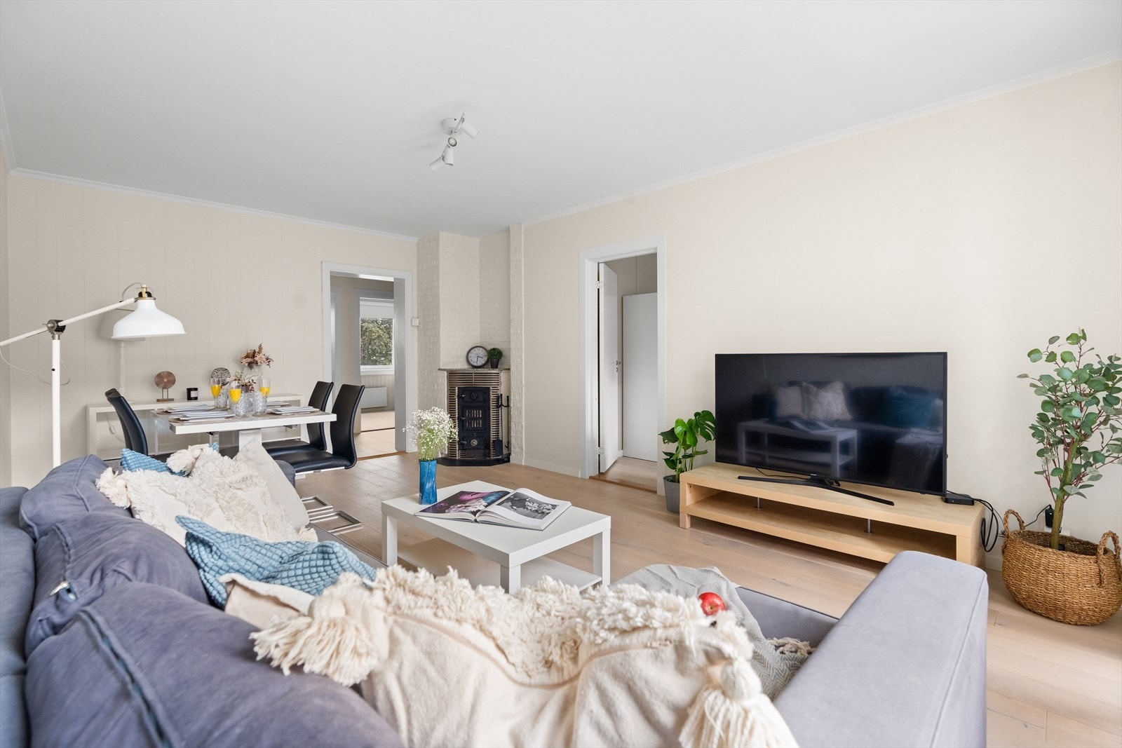 I stuen er det også en hyggelig vedovn som varmer ekstra godt på kalde dager. Galleribilde