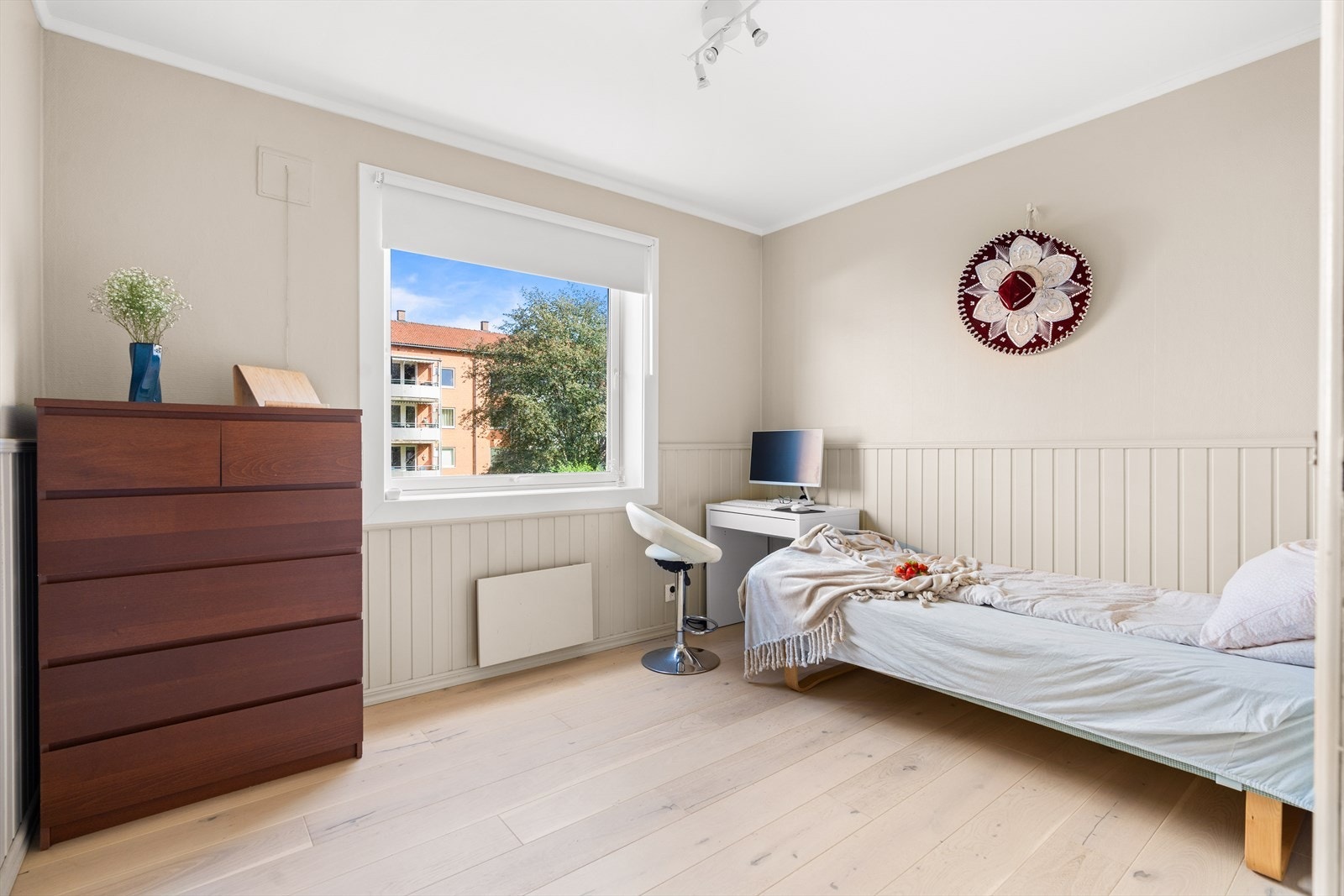 Soverom 2 er også av god størrelse med plass til seng samt øvrige møblement. Galleribilde