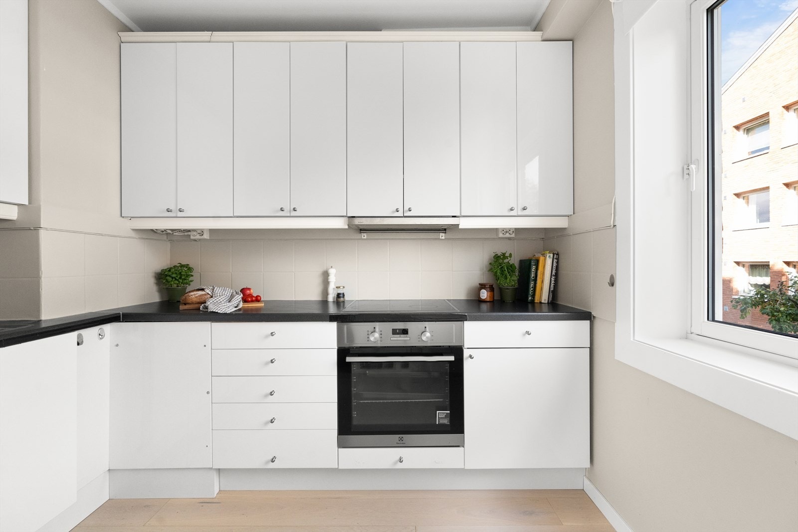 Videre er det integrert komfyr, platetopp og kombinert kjøl-/fryseskap. Galleribilde