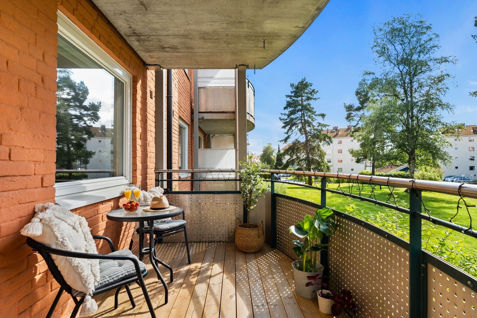 På vår- og sommerhalvåret blir balkongen som en forlengelse av stuen og innbyr til mer samvær og fine stunder med familie og venner. Galleribilde