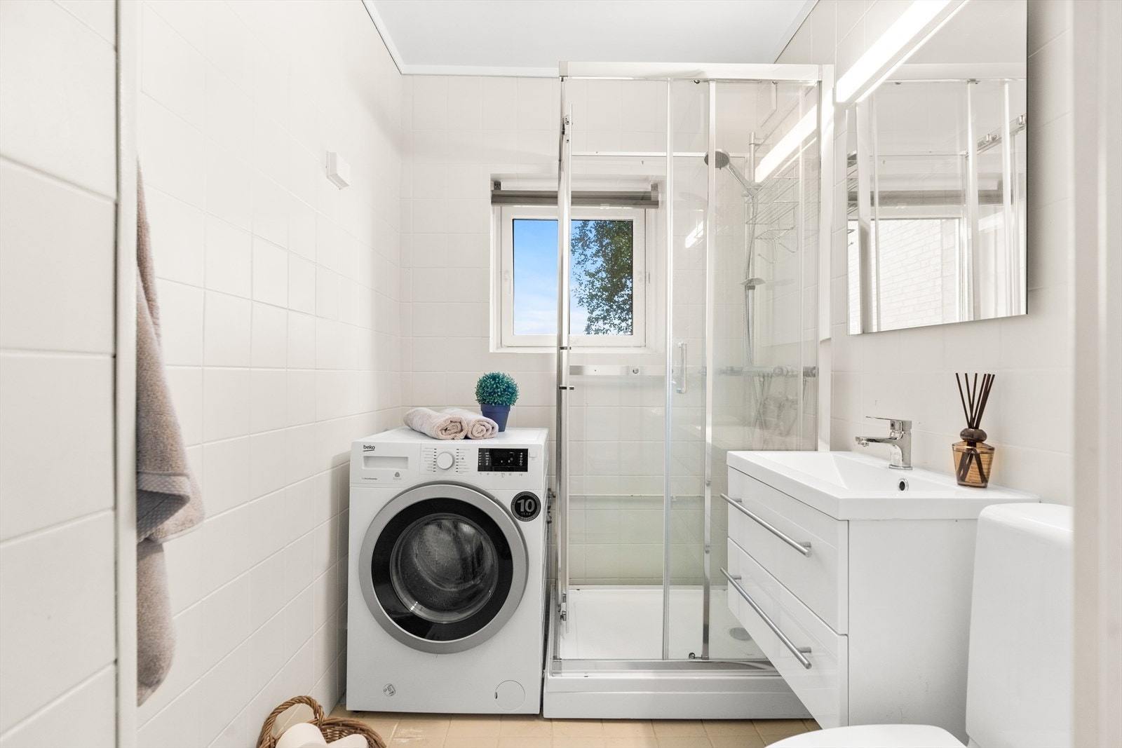 Pent flislagt baderom med elektrisk gulvvarme. Galleribilde