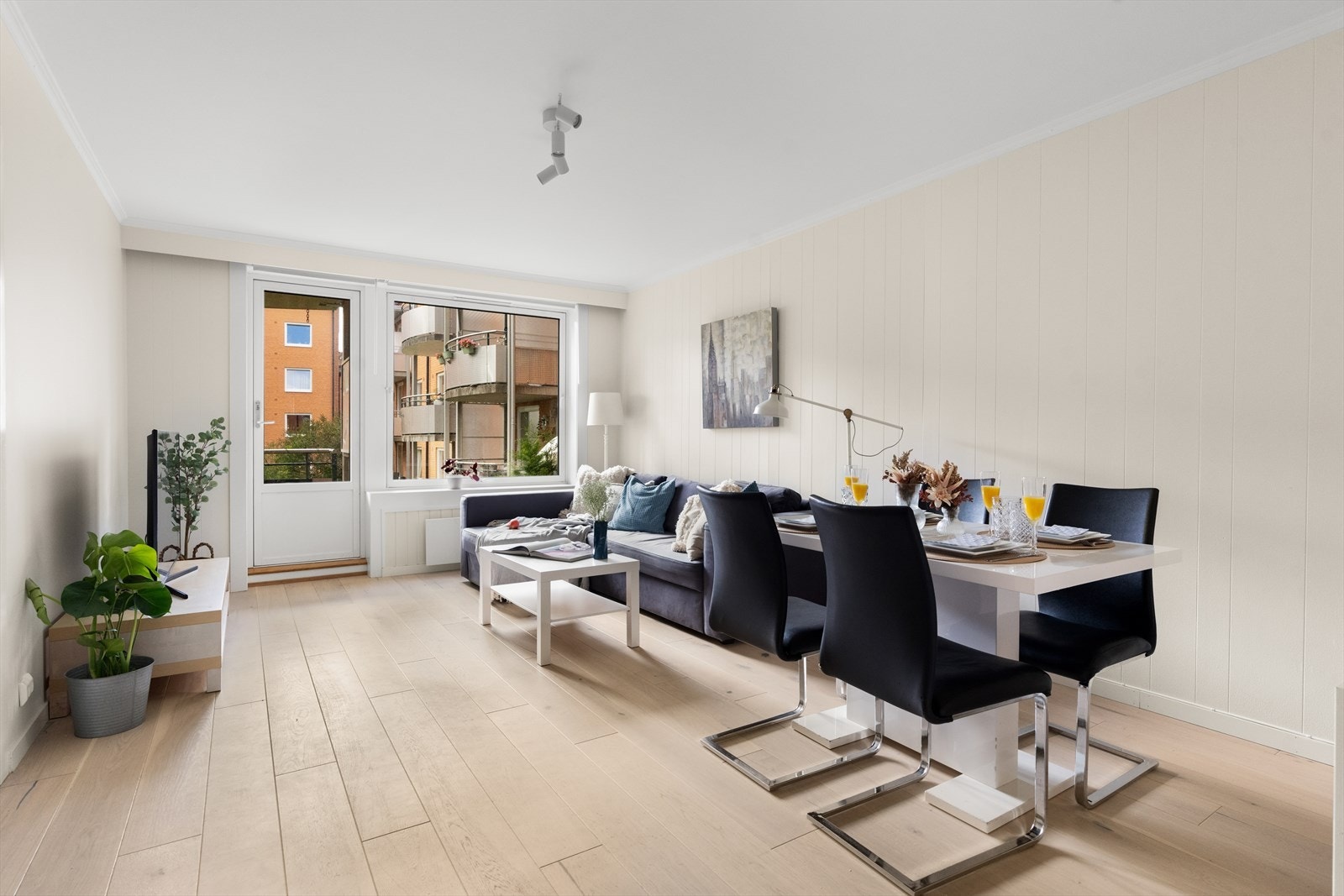 I 2022 ble det blant annet lagt ny 1-stavs parkett på gulvet, og flater ble nymalt. Galleribilde