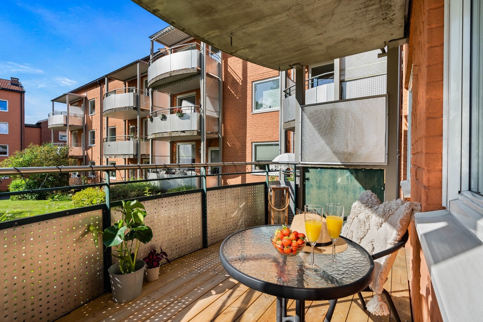 I 2023 ble det lagt nytt og pent terrassebord på balkongen, montert av eier. Galleribilde