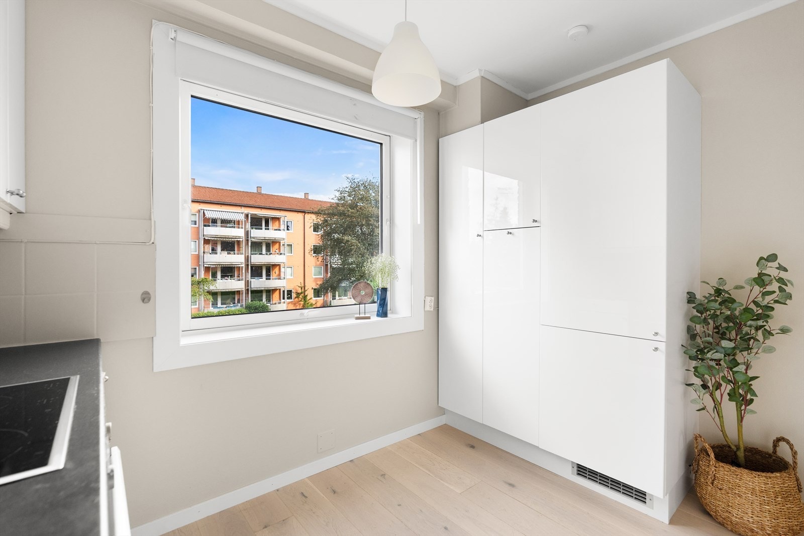 Romslig og praktisk kjøkken med god skap- og benkeplass. Her har du plass til et lite kjøkkenbord med stoler. Galleribilde