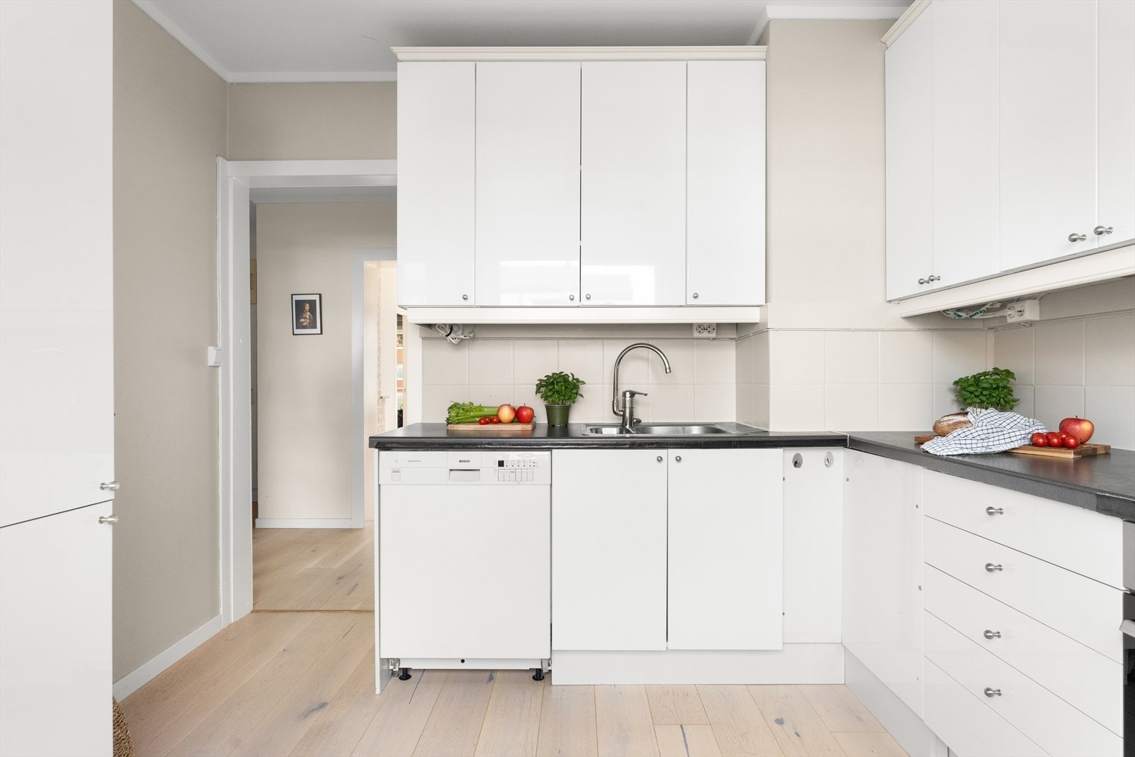 Det er plassert en ca. 120 liters varmtvannstank i kjøkkenskapet. Galleribilde