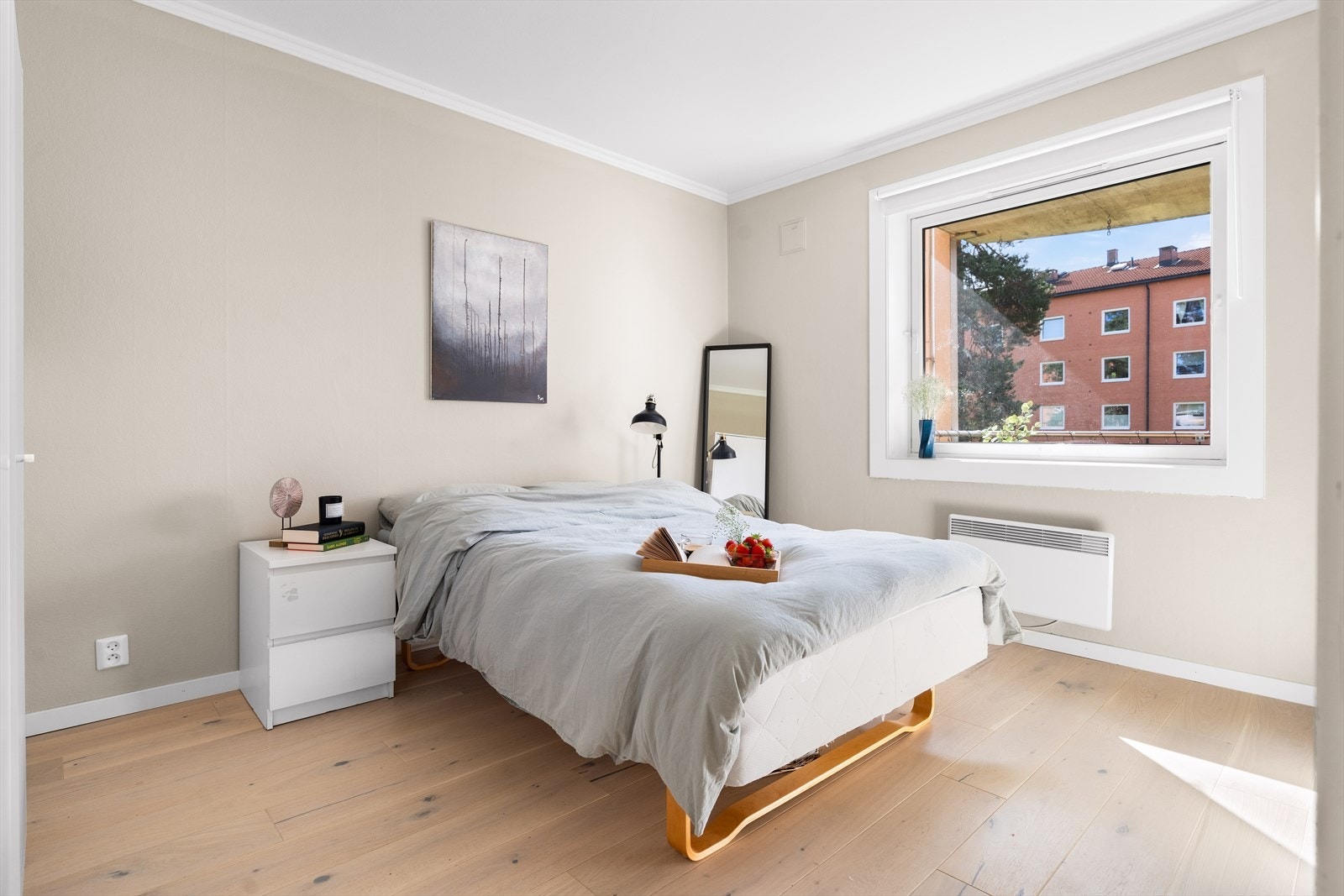 Hovedsoverommet er av god størrelse med plass til dobbeltseng, nattbord og tilhørende møbler. Galleribilde