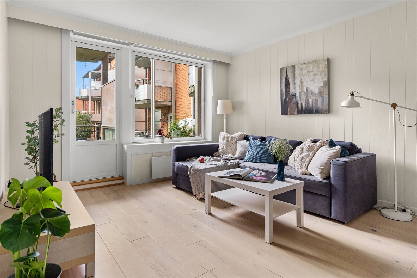 Stuen er lys og luftig med store vindusflater som sørger for rikelig med innslipp av naturlig lys. Galleribilde